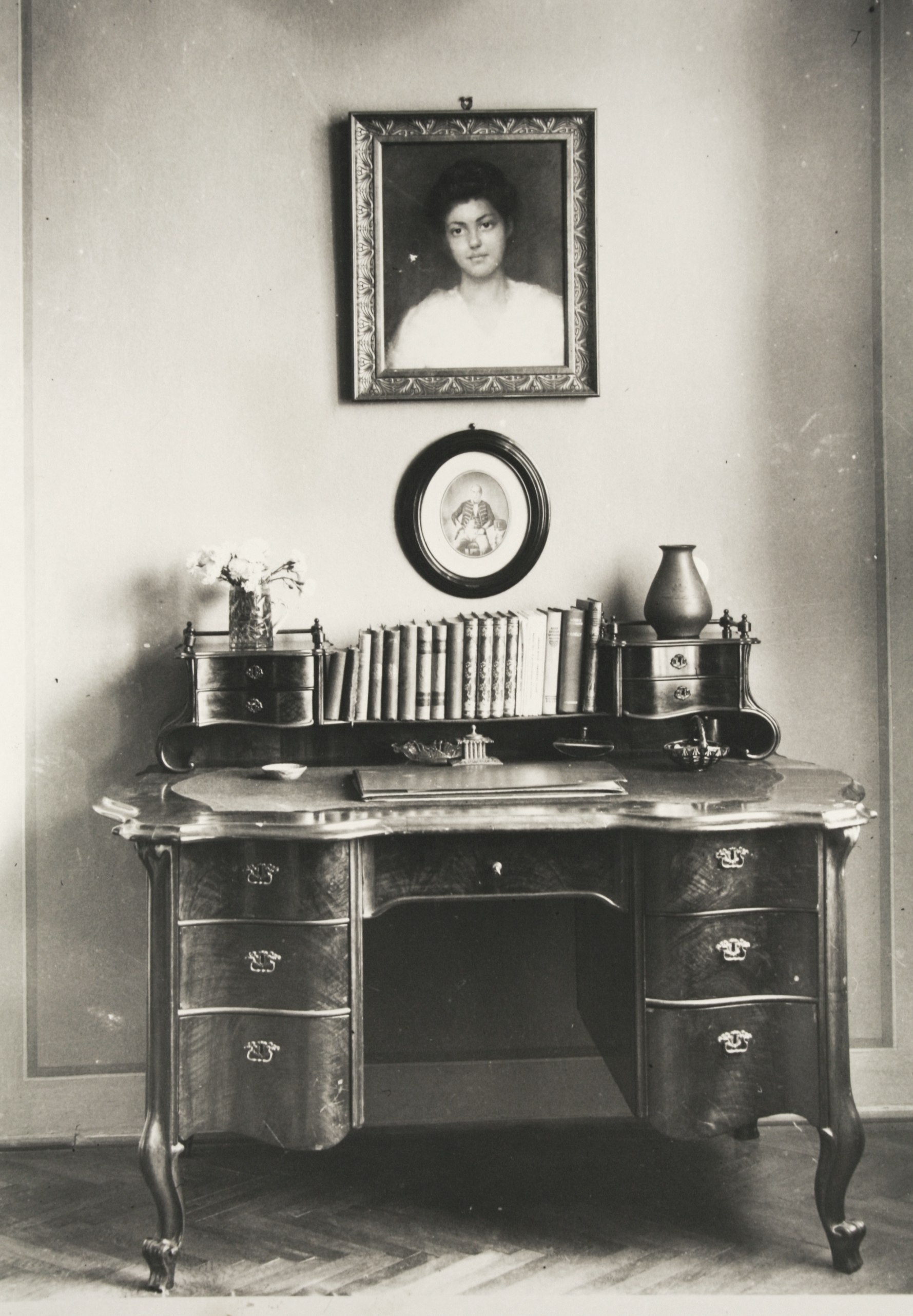 Id. Bibó István könyvtárigazgató íróasztala, 1920-as évek, Szeged. Az asztal fölött ovális keretben nagyapja: Bibó Károly fényképe látható, fölötte felesége: Graul Irén portréja.