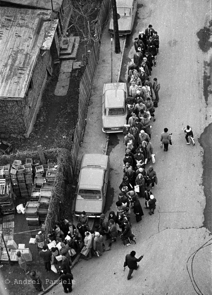 Coadă la brânză în centrul Bucureștiului în 1989, fotografie de Andrei Pandele