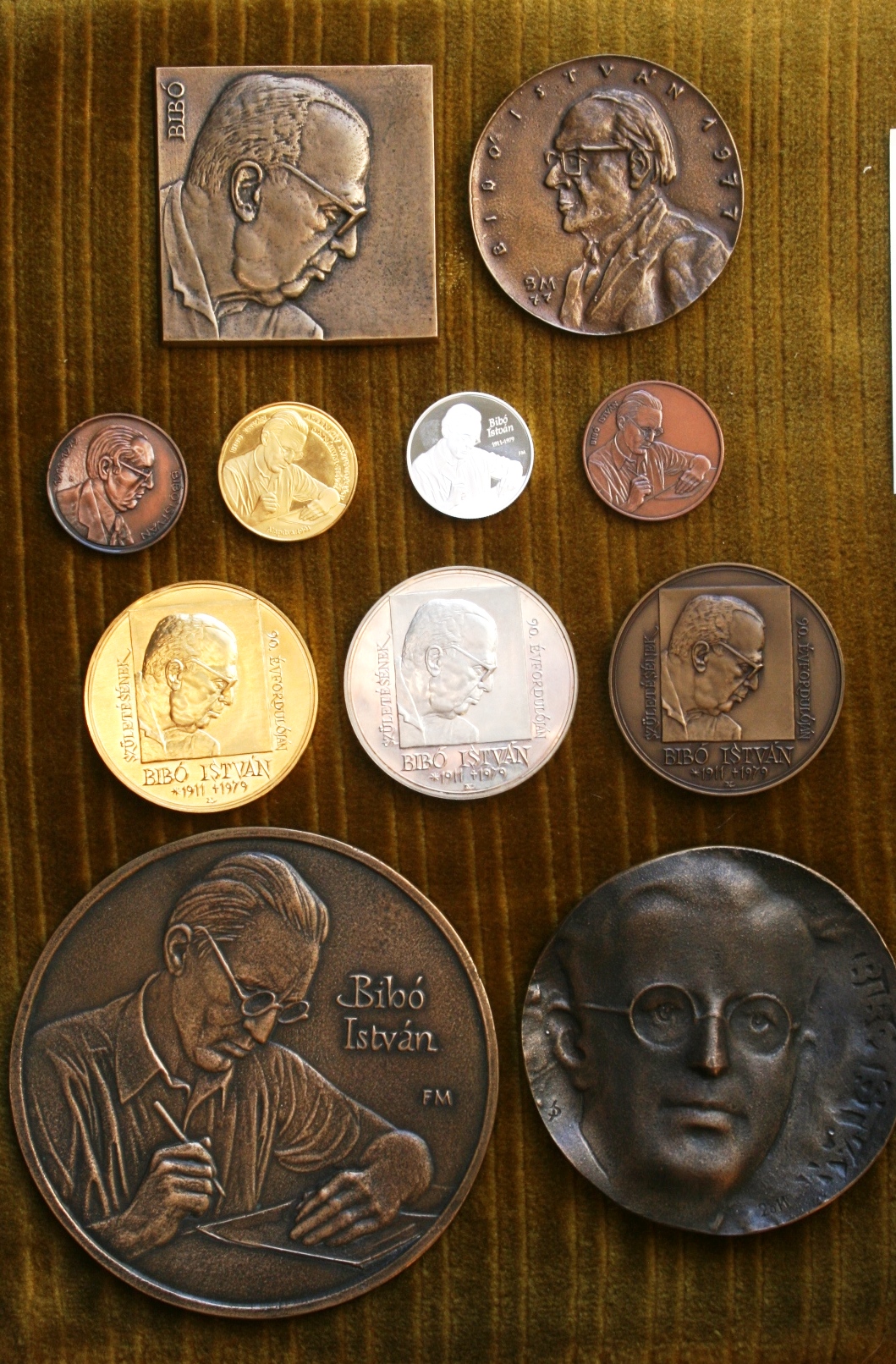 István Bibó's memorial coins and plaquettes.Masters: Nagy, Lajos 2001; Borsos, Miklós 1977; Fritz, Mihály 2011; Bartos, Endre 1990s; Szabó, György 2011, Dudás, Sándor 2011.