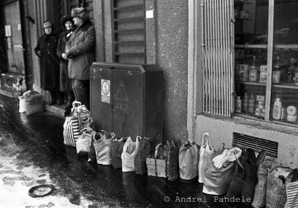 Coadă la lapte în centrul Bucureștiului în 1989, fotografie de Andrei Pandele