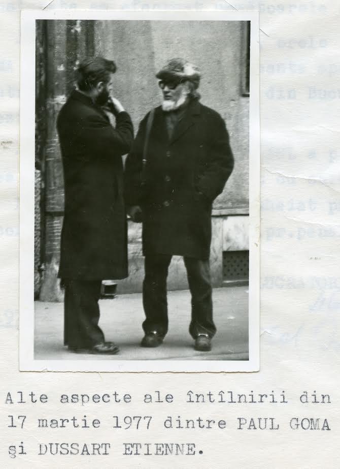 Fotografie mărită a conversației lui Goma cu un diplomat occidental, 17 martie 1977