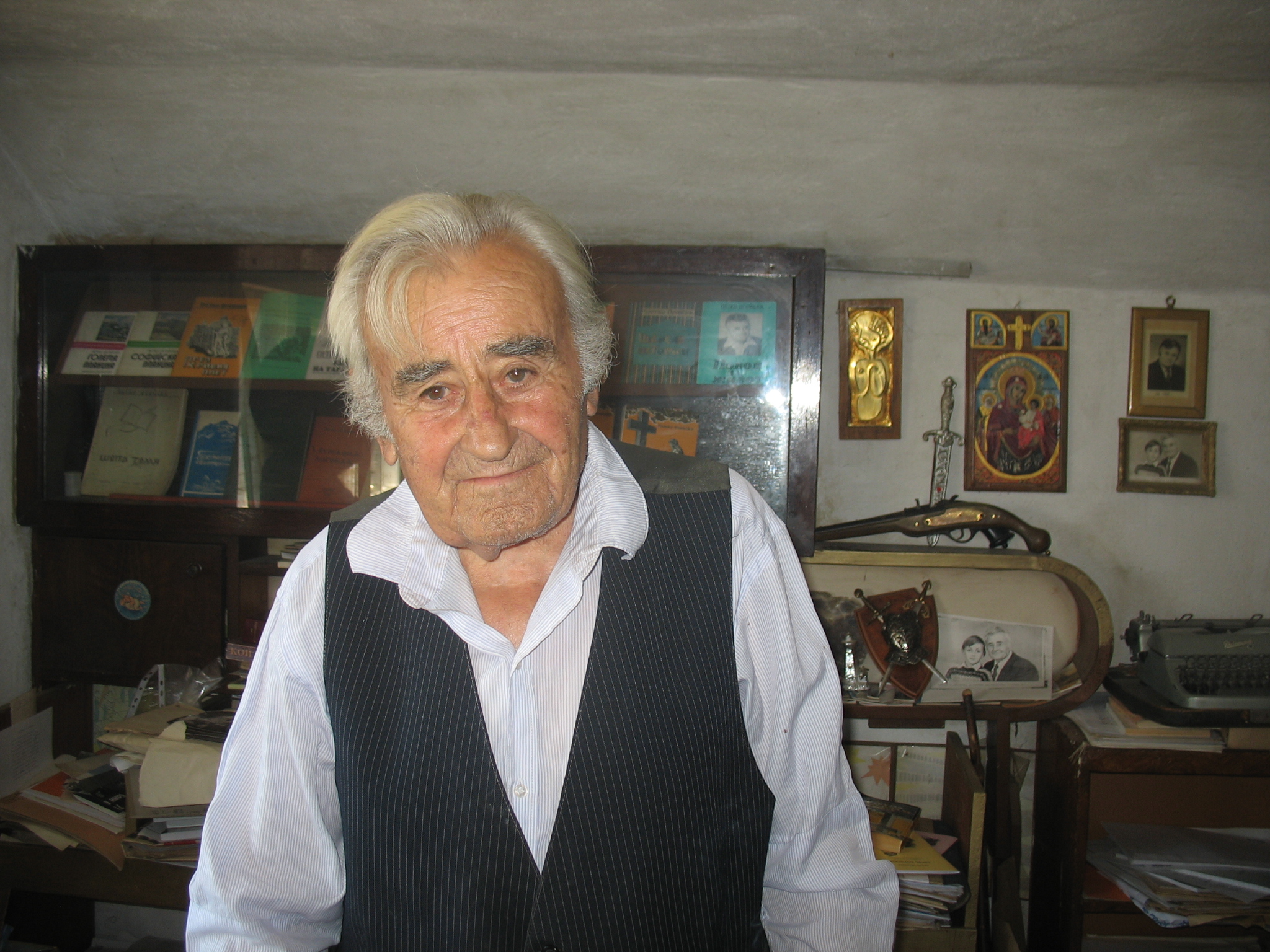 Петко Огойски в дома си сред част от книгите си. 