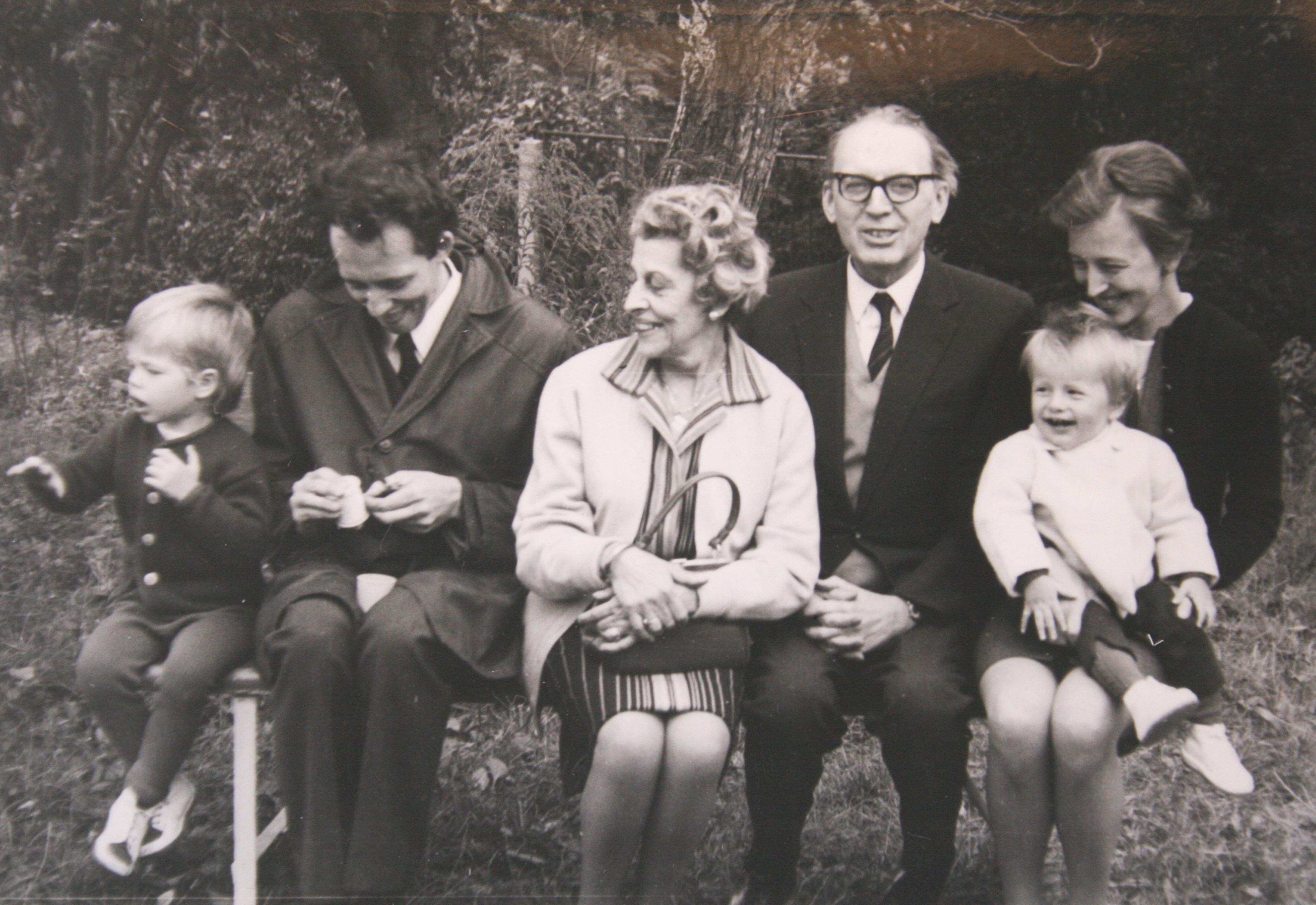 István Bibó with his family, Leányfalu, 1972