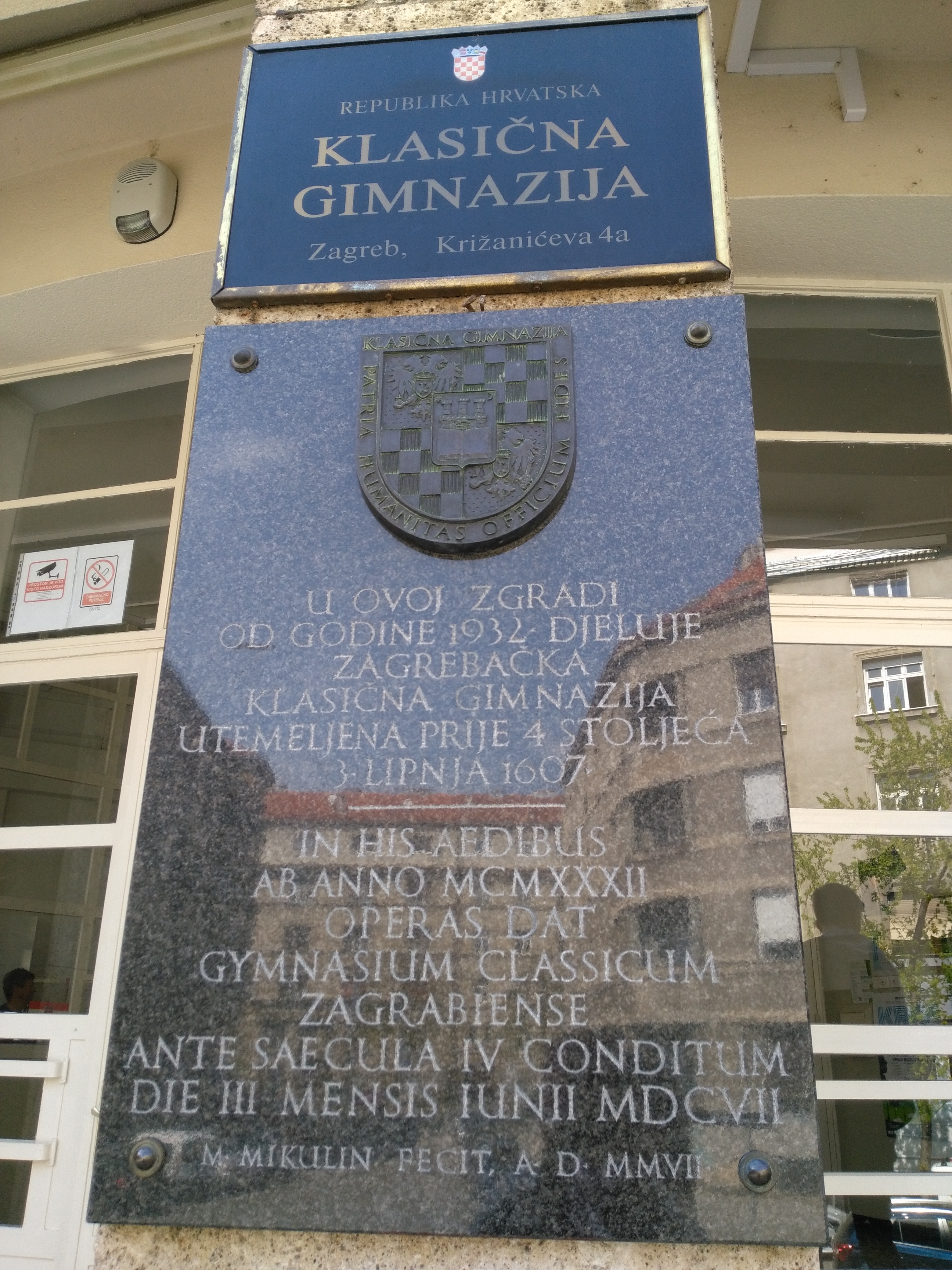 Ploča s nazivom Klasične gimnazije i memorijalna ploča postavljena 2007. godine prilikom proslave 400. godišnjice osnutka gimnazije od strane isusovaca u Zagrebu. (03-04-2019).