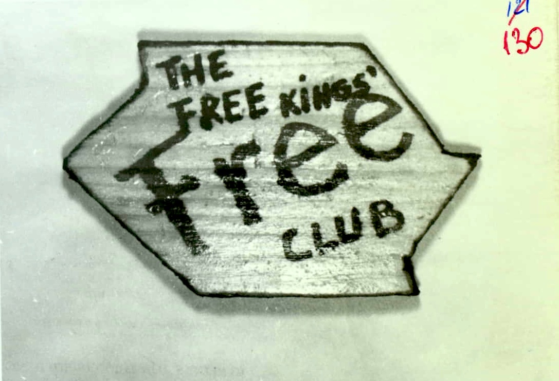 Insignă din lemn cu numele Clubului Regilor Liberi