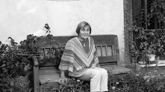 Doina Cornea în grădina casei sale din Cluj în anii 1980