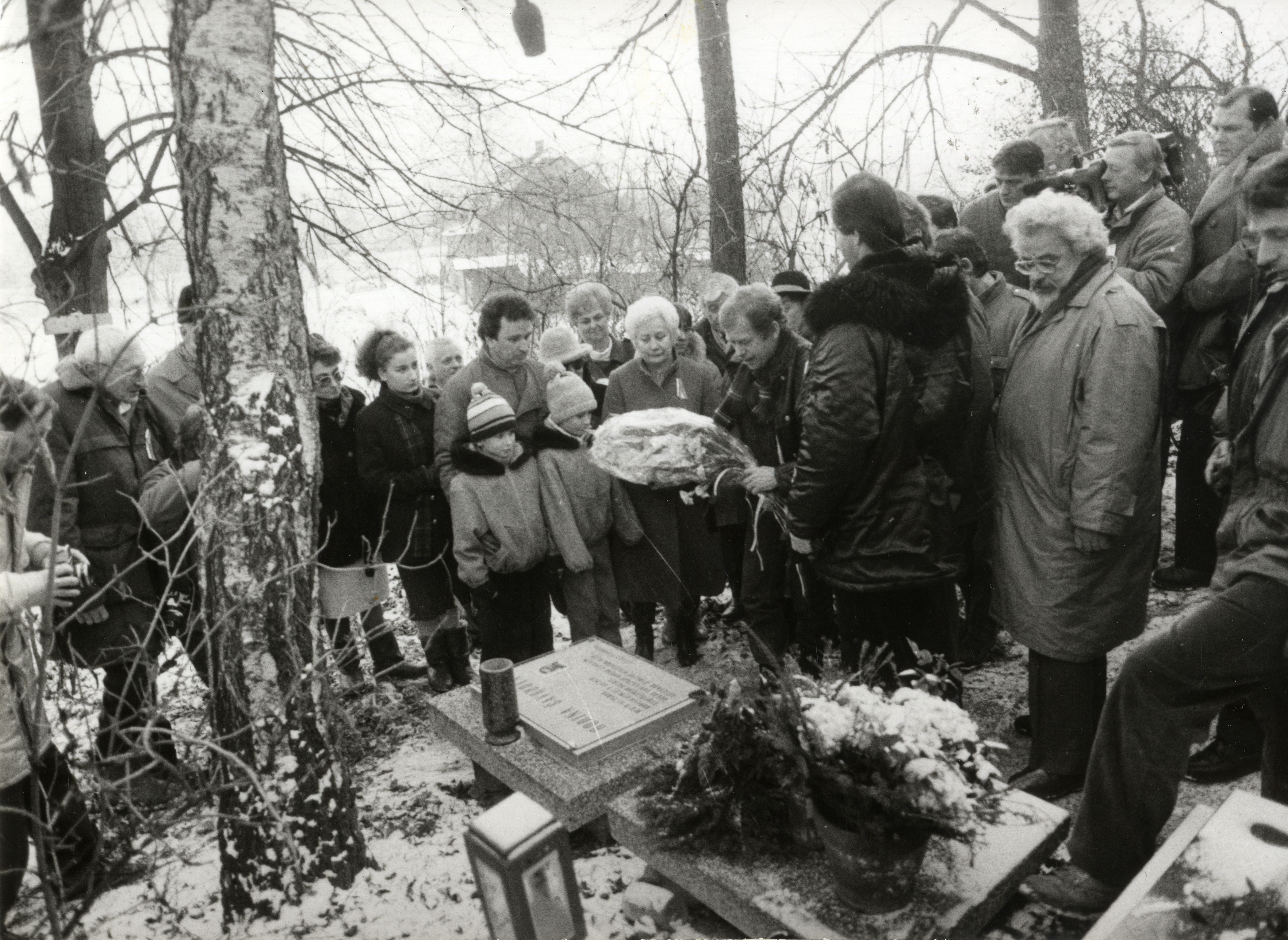 Václav Havel at the tomb of Jaromír Šavrda, January 1990