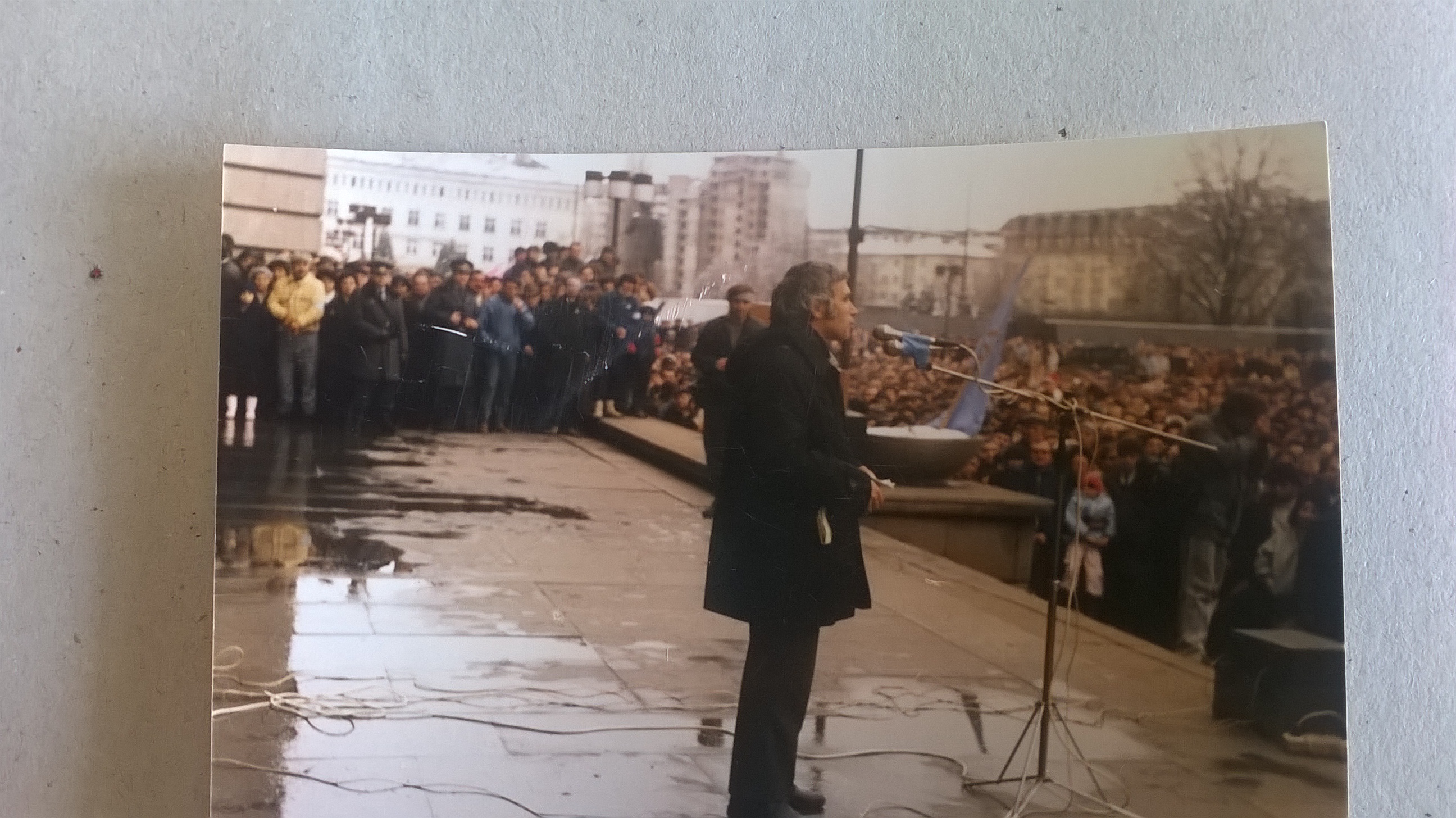 Dr. Zhely Zhelev on a meeting, 10 Dec. 1989, Sofia. The photograph is with an inscription: 'With best wishes for victory. Milcho Lazarov'.