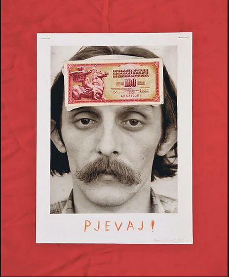Autoportret Mladen Stilinovića s novčanicom na čelu (1980.), čime pokazuje položaj umjetnika u jugoslavenskom društvu.