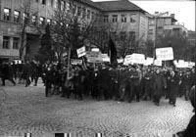 Fotoja  ilustron demonstratat studentore në Prishtinë, 27 nëntor 1968. Ajo u publikua  në artikullin e Sheratin Berisha të botuar për 43 vjetorin e demonstratave të vitit 1968 në vitin 2011. Artikulli titullohet 'Roli Historik i Demonstrataeve  të vitit 1968'.
The picture illustrates the student demonstrations in Prishtina, November 27, 1968. It appearded in Sheratin Berisha's article published for 43rd anniversary of the 1968 demonstrations in 2011. The article is entitled 'The Historical Role of Demonstrations of 1968'.
 