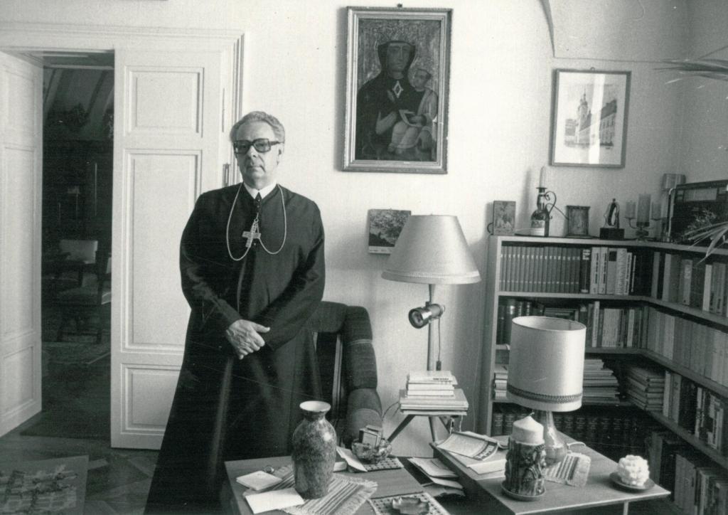 Szennay András pannonhalmi apát hivatalában, 1991.
