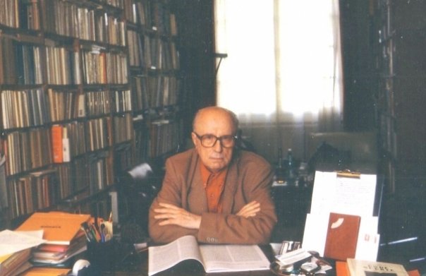 Virgil Ierunca în biroul său în anii 1990