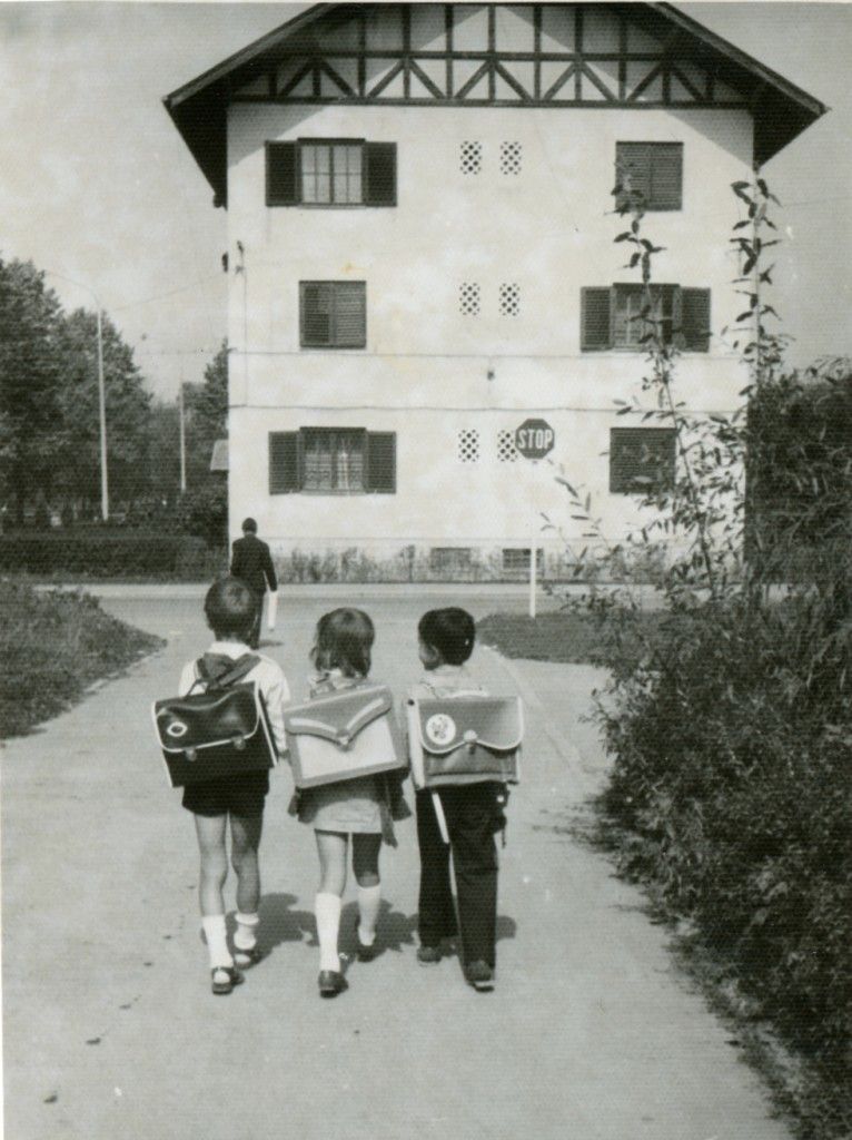 Elevi mergând spre şcoală în România anilor 1970
