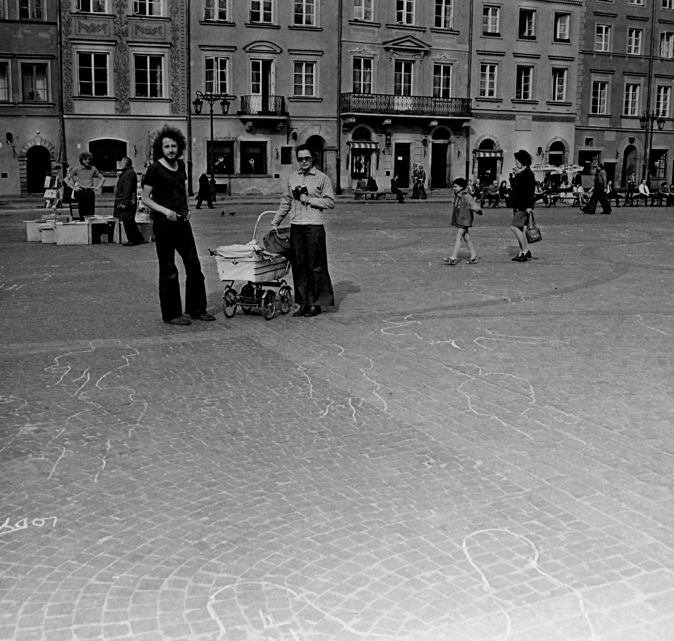 Zygmunt Piotrowski and Ryszard Kryska action 'Obrys postaci jako znak czasu' at the Warsaw's Old Town Square, 1974. Photo by Przemysław Kwiek.