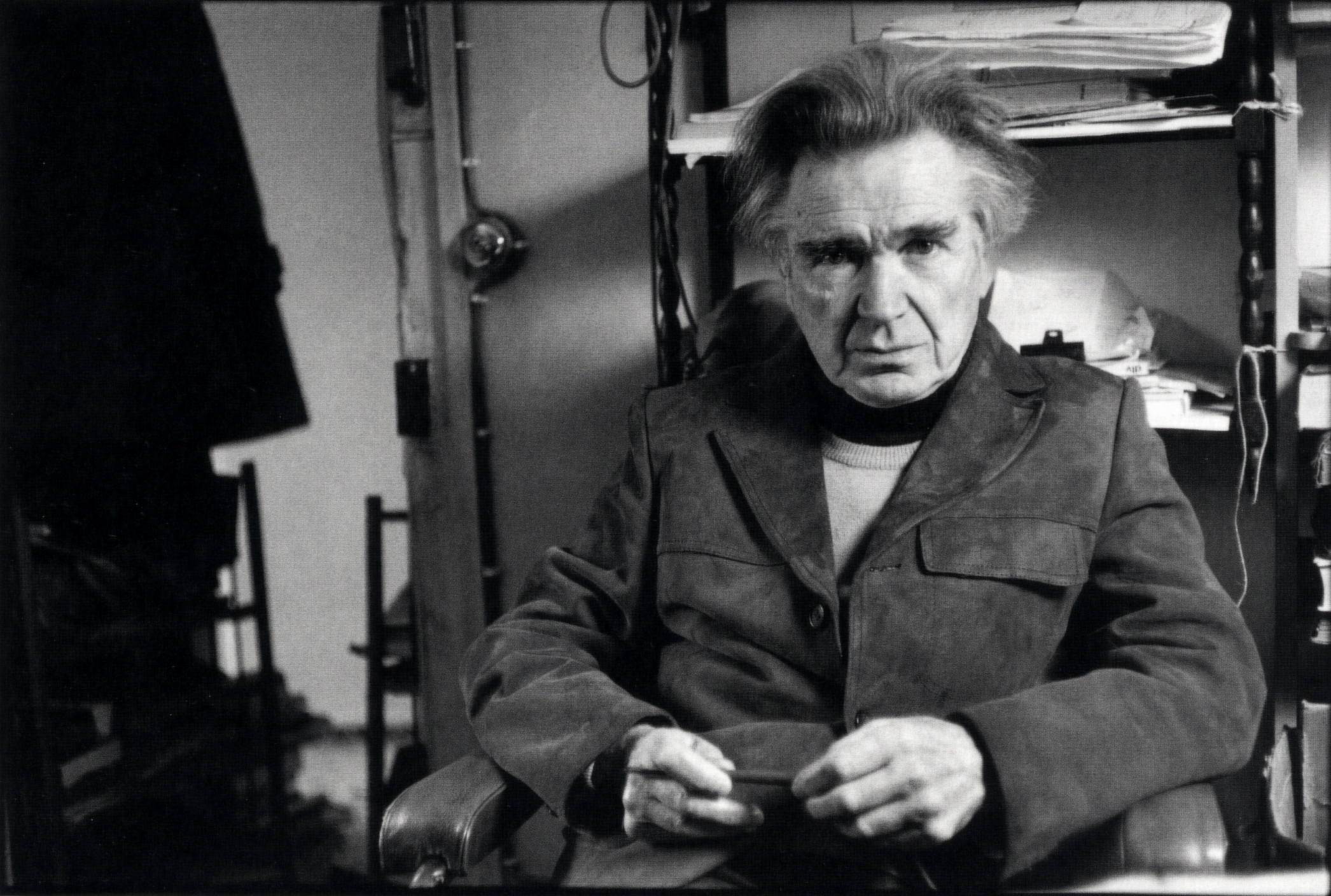 Emil Cioran în biroul său în Paris în anii 1980