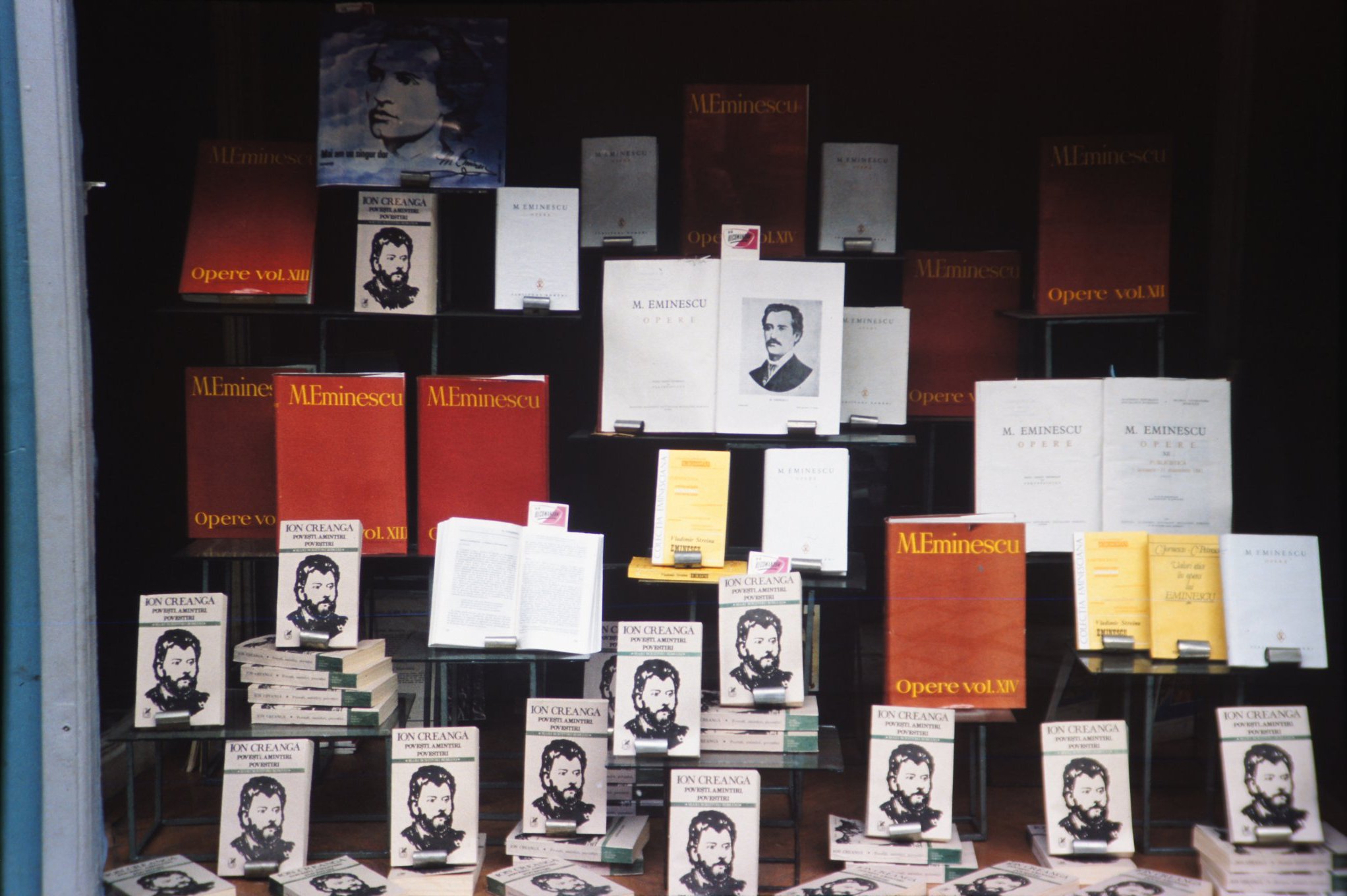 Fotografie privată care reprezintă un stand cu cărţi într-o librărie din România anilor 1980