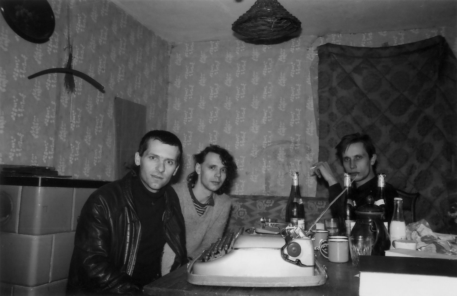 Jan Faktor, Bert Papenfuß und Stefan Döhring (v.l.n.r.) bei gemeinsamer Arbeit, 1984.