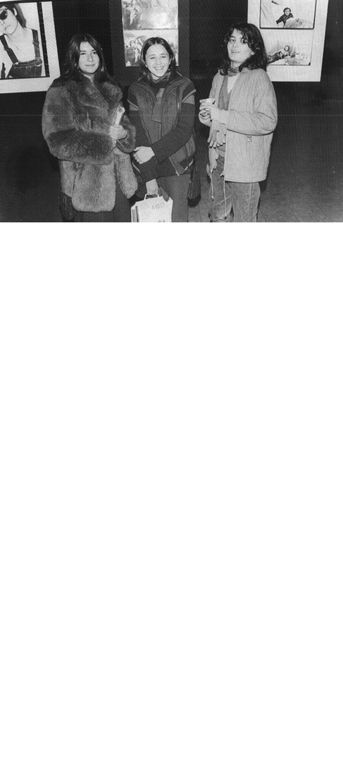 Slika iz kataloga izložbe Gorana Pavelića Pipe Zagreb, osamdesete…: fotografije. Otvorenje izložbe Gorana Pavelića Pipe u Galeriji Studentskoga centra u Zagrebu 1980. godine.
