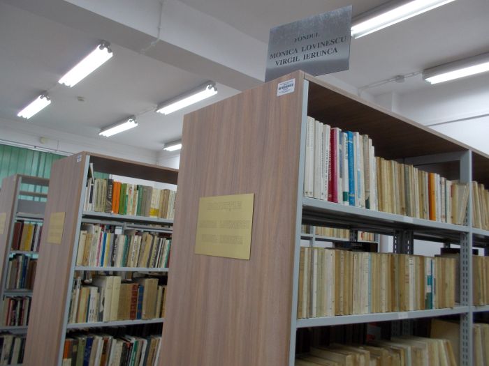 Rafturi cu volume din Colecția Lovinescu-Virgil Ierunca de la Biblioteca Universității din Oradea