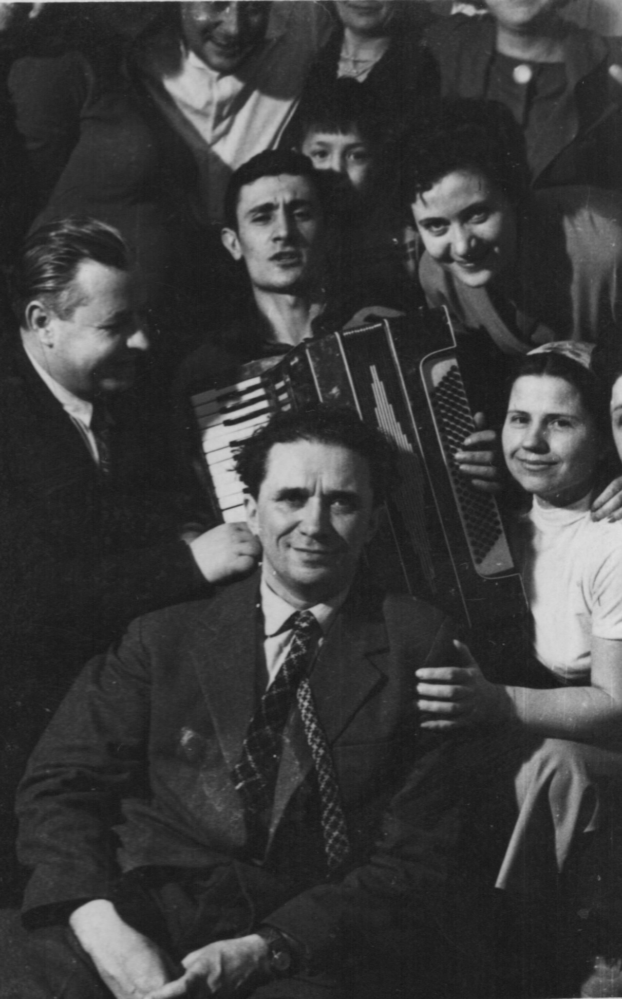 Nicolai Costenco împreună cu un grup de scriitori moldoveni, anii 1960