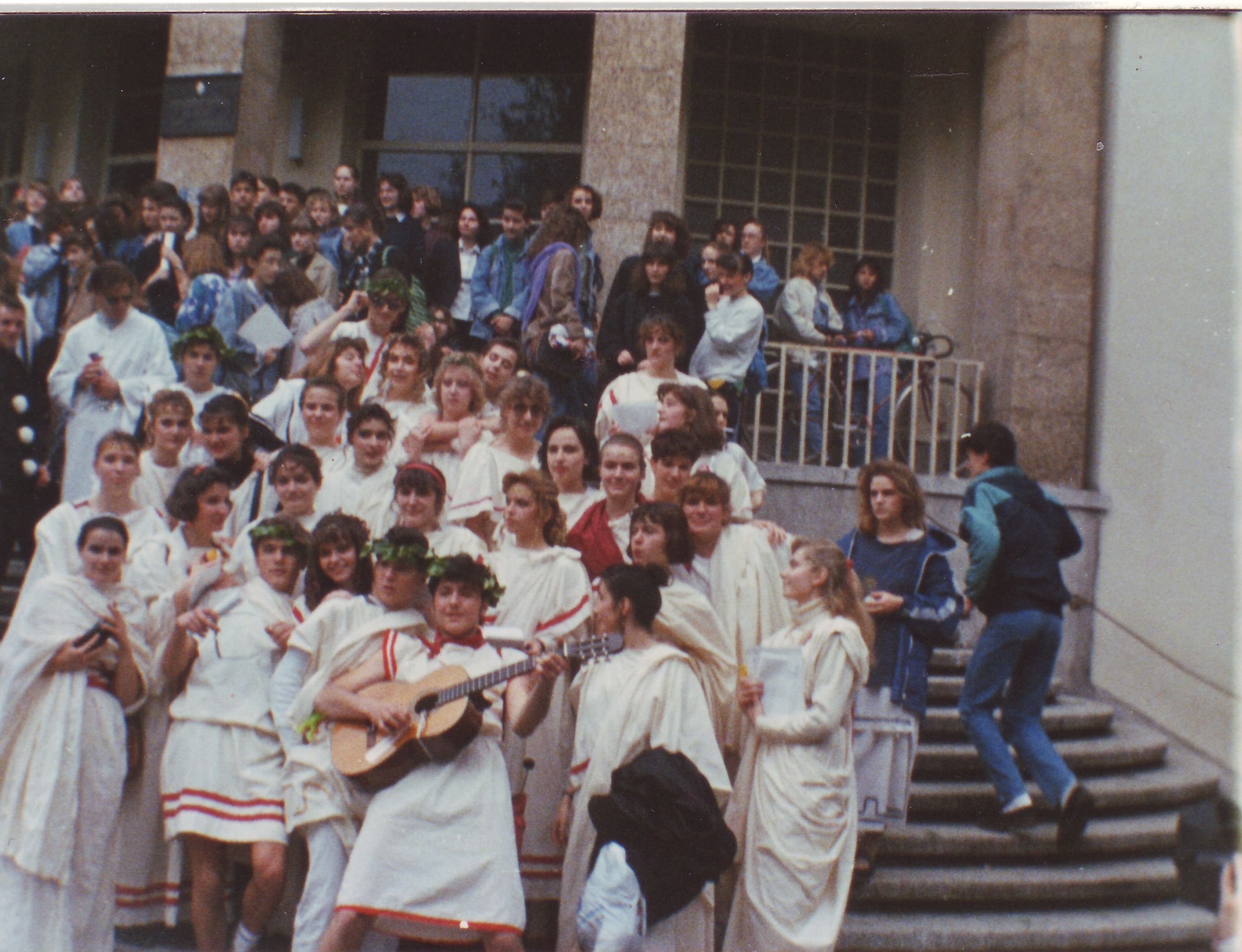 Students of class 4 K of the Educational Centre for Languages at the Norijada in May 1989.