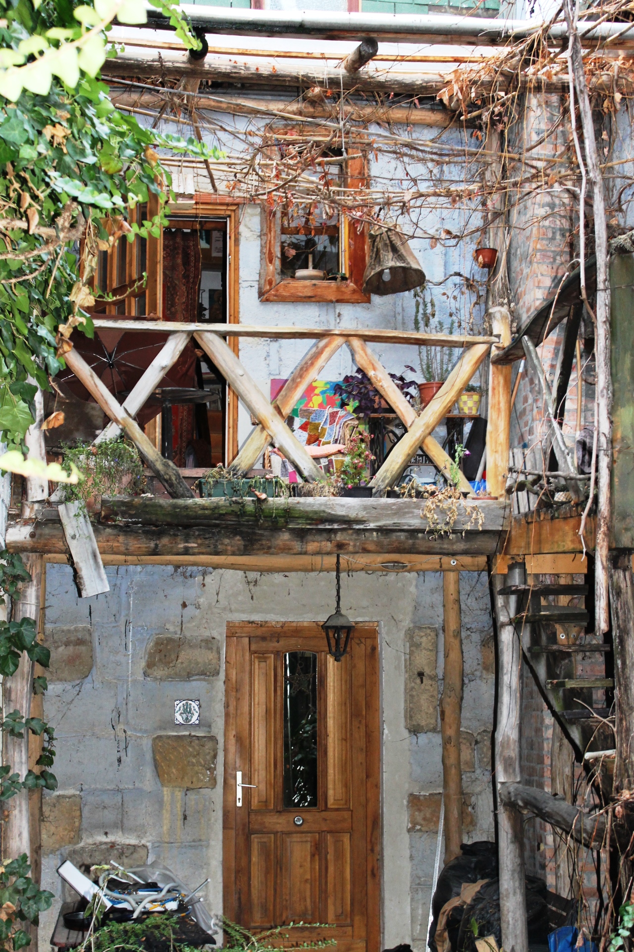 The entrance to the Orfeo's building in Pilisborosjenő