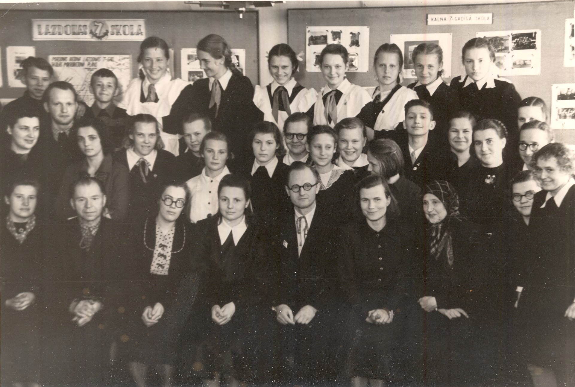Vladislavs Urtāns in 1950s in Madona with schoolchildren and teachers interested in local history, file no. MNMZarh.535-1.