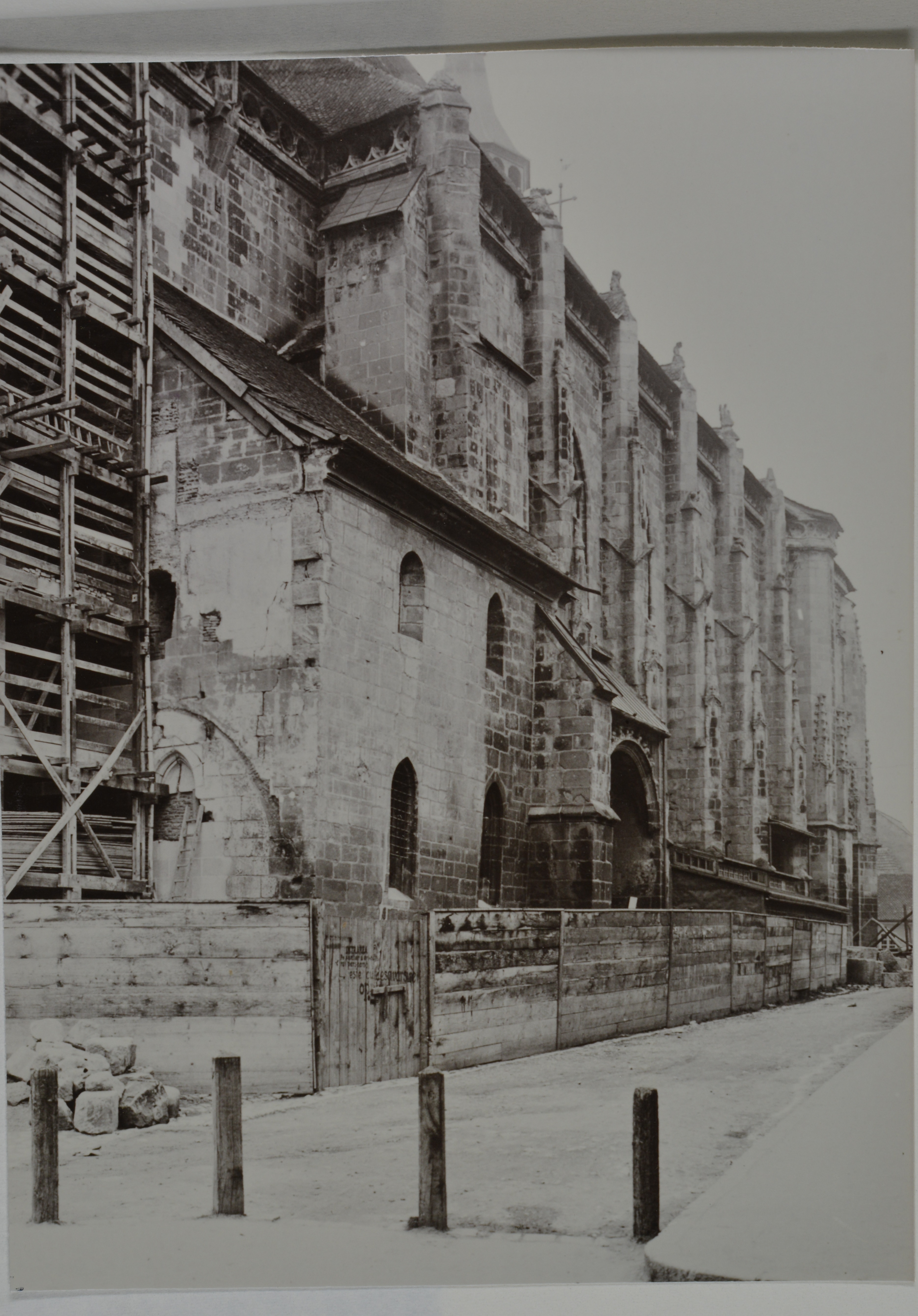 Fotografie cu faţadele Bisericii Negre în timpul restaurării de la începutul anilor 1940