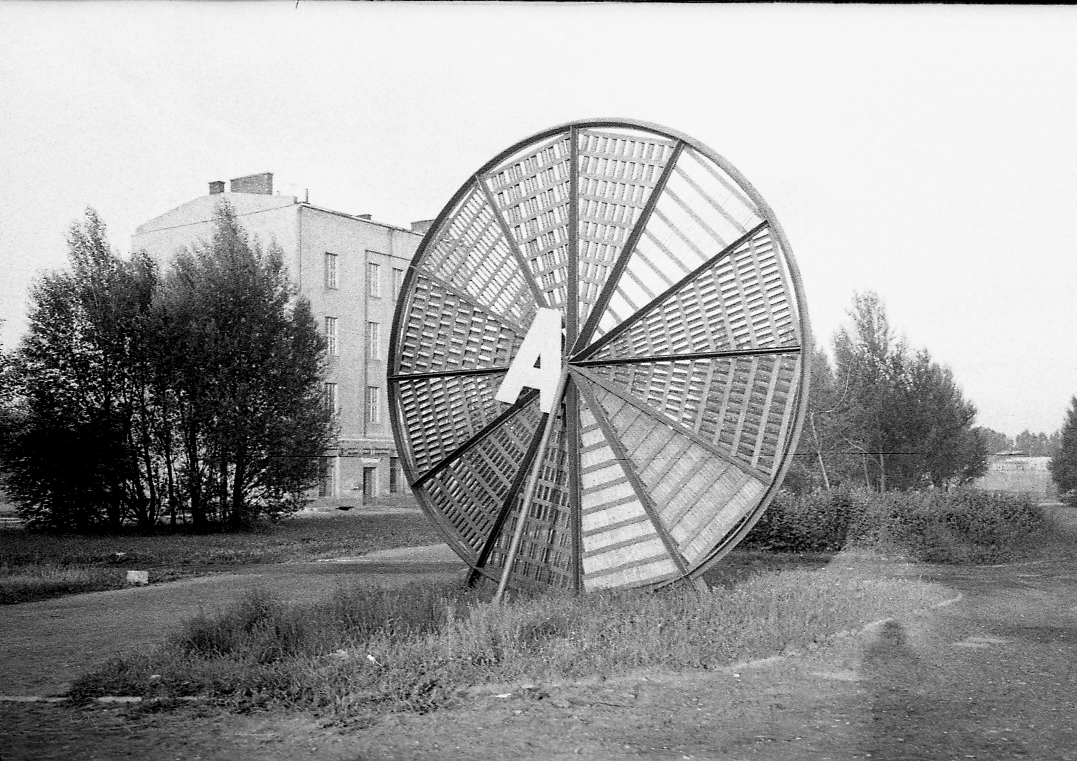 The photography was made in 1973 by Tomasz Sikorski during the Fifth Biennial of Spatial Forms in Elbląg. It shows the 6-metre high spatial form made by Antoni Sterczewski for the First Biennial in Elbląg in 1965.