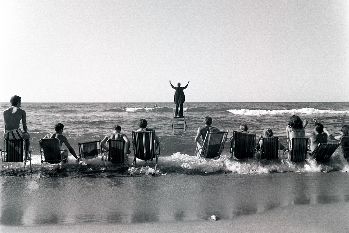 Tadeusz Kantor, 'Panoramiczny happening morski' [Panoramic Sea Happening], photo by Eustachy Kossakowski, courtesy of Artists' Archives of The Museum of Modern Art in Warsaw.