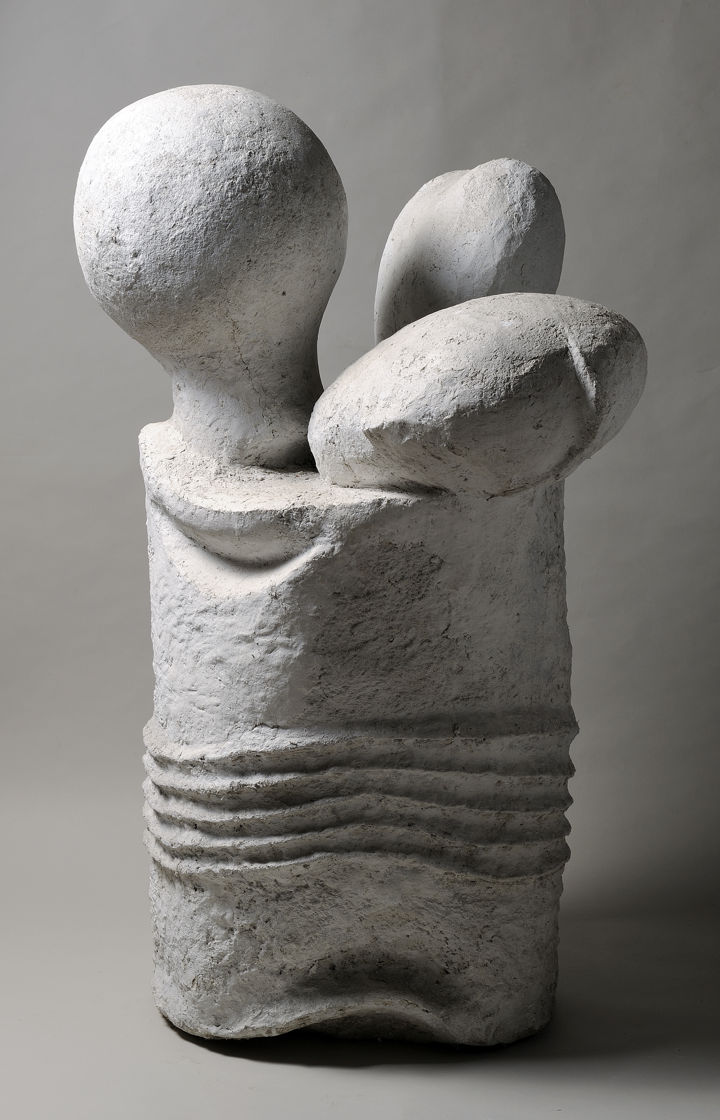 Věra Janoušková - Sculpture, Three tired heads on a barrel, metal and asbesto-cement (1966)