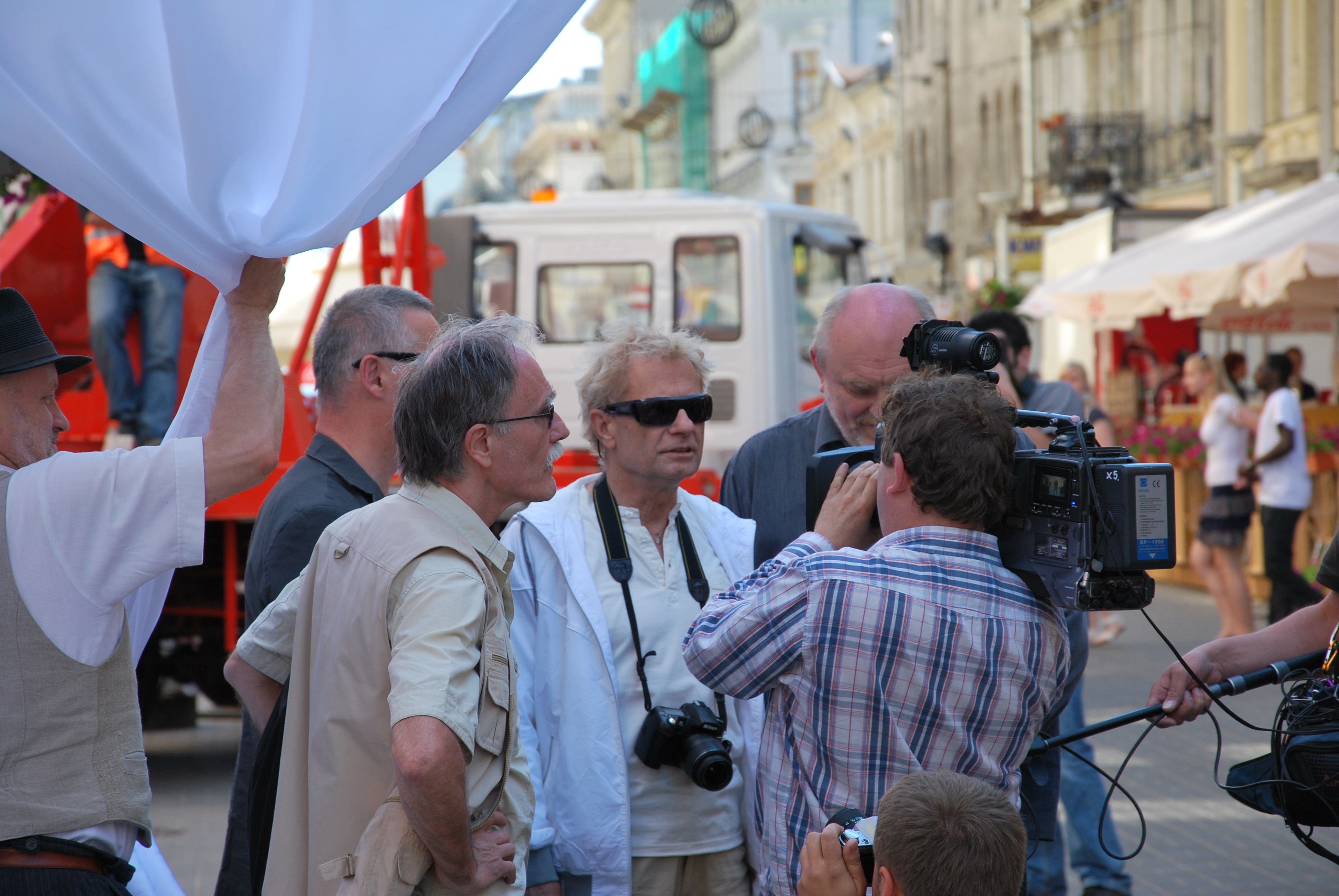 Marek Janiak (w środku) podczas 30-lecia odsłonięcia Pomnika Kamienicy (2011).
