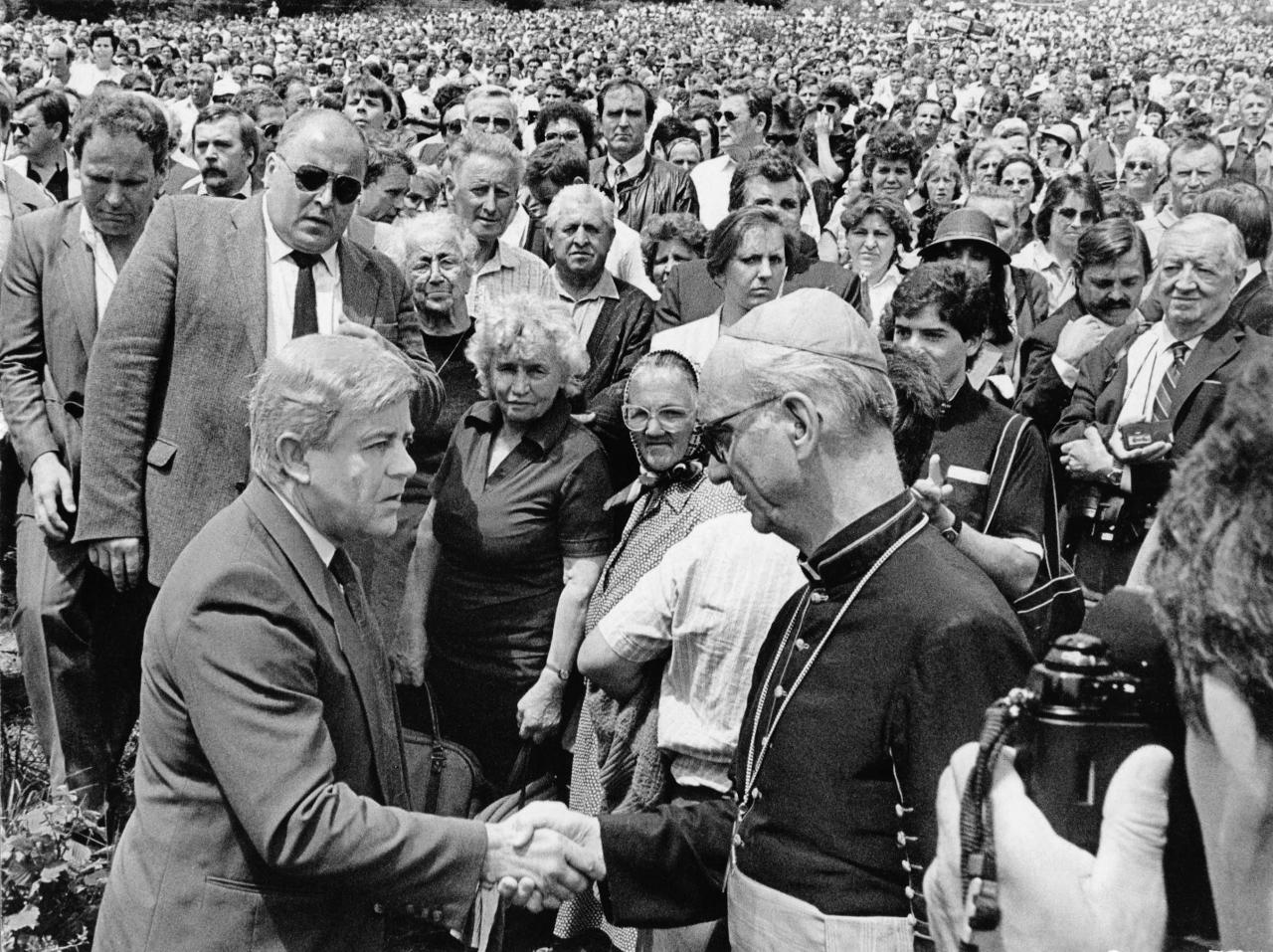 Stisk roke predsednika Milana Kučana in ljubljanskega nadškofa dr. Alojzija Šuštarja na spravni slovesnosti, Kočevski rog, 8. julij 1990 