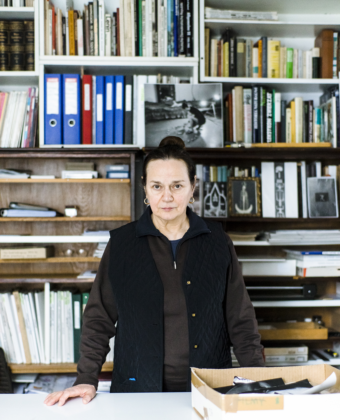 Zofia Kulik in her atelier in Dąbrowa Leśna in 2017. Photo by Przemysław Nieciecki.