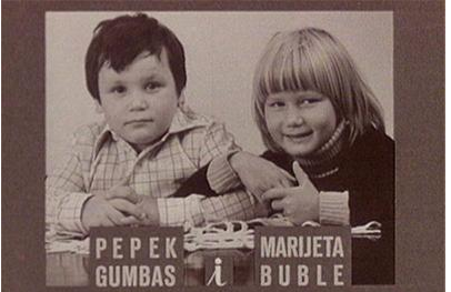Pepek Gumbas i Marijeta Buble (scena iz dokumentarnog tv filma Ljubavni jadi Pepeka Gumbasa i Marijete Buble (1978.) redatelja Nikše Fulgosija). 