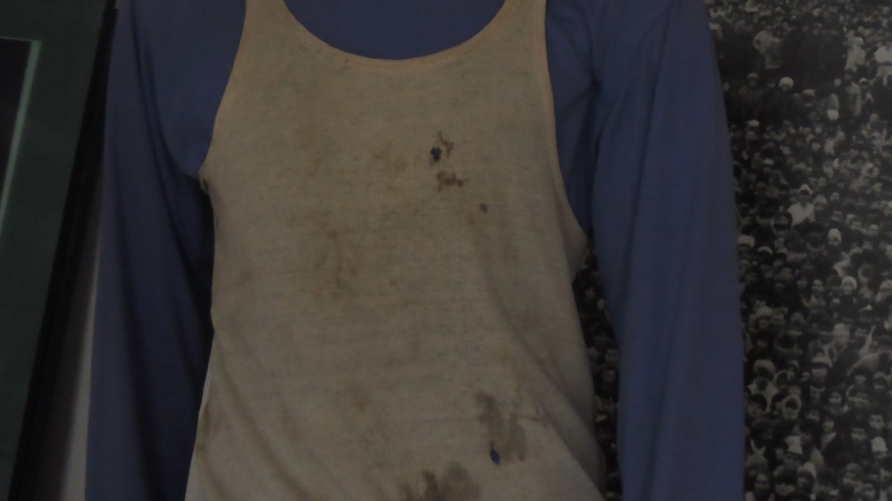 Tricou cu urme de gloanțe de la Revoluția din 1989 în Timișoara
