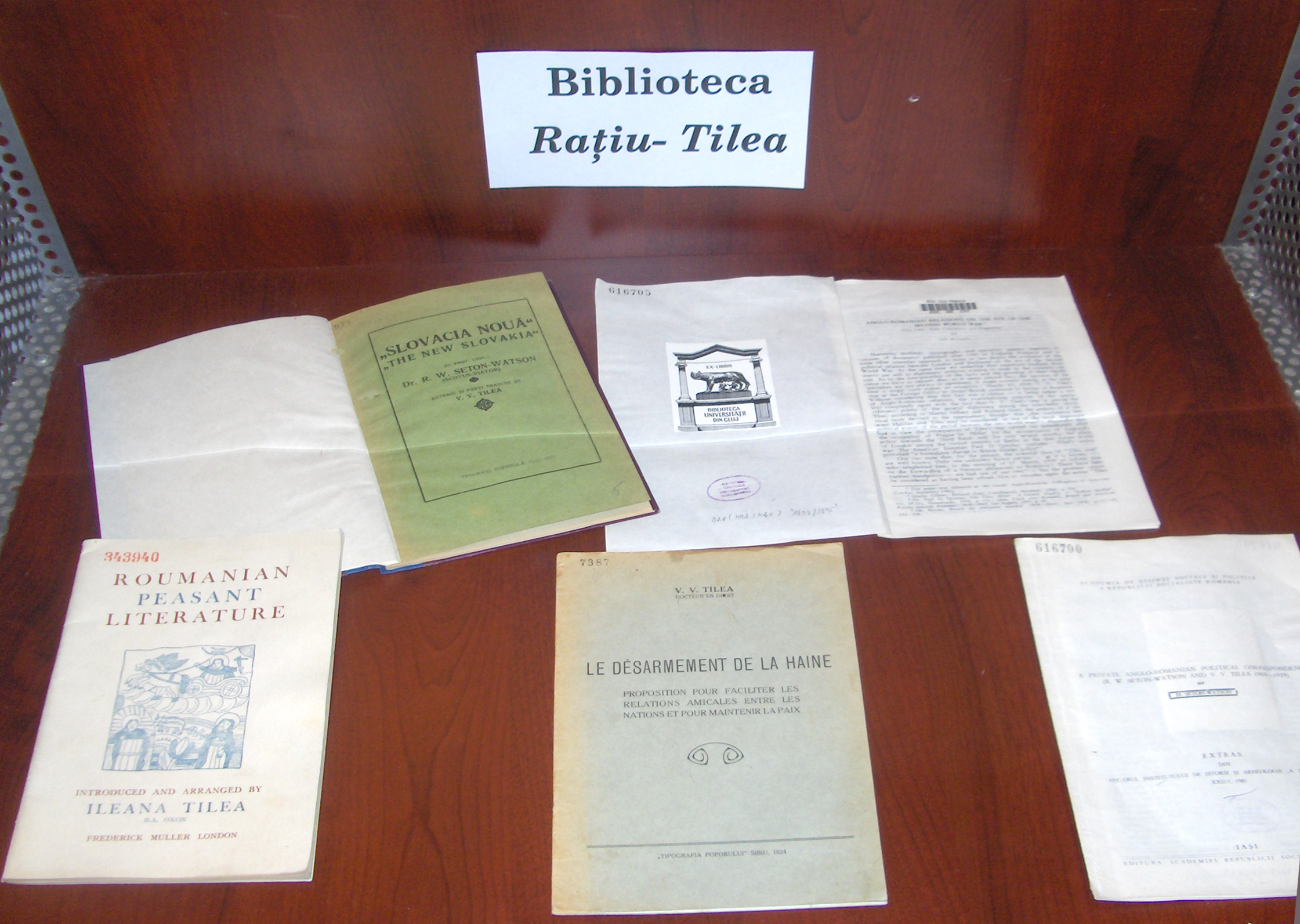 Parte a expoziției organizată la BCU Cluj–Napoca (iunie 2009) în care au fost prezentate publicului broșuri din Fondul Documentar Rațiu-Tilea