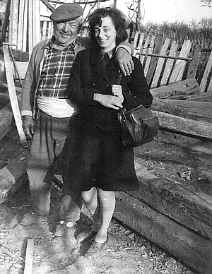 Hedwig Ulrike Ruşdea with Dobre Alexe (a local craftsman) during fieldwork in Frecăţei (Dobrogea) in 1967
