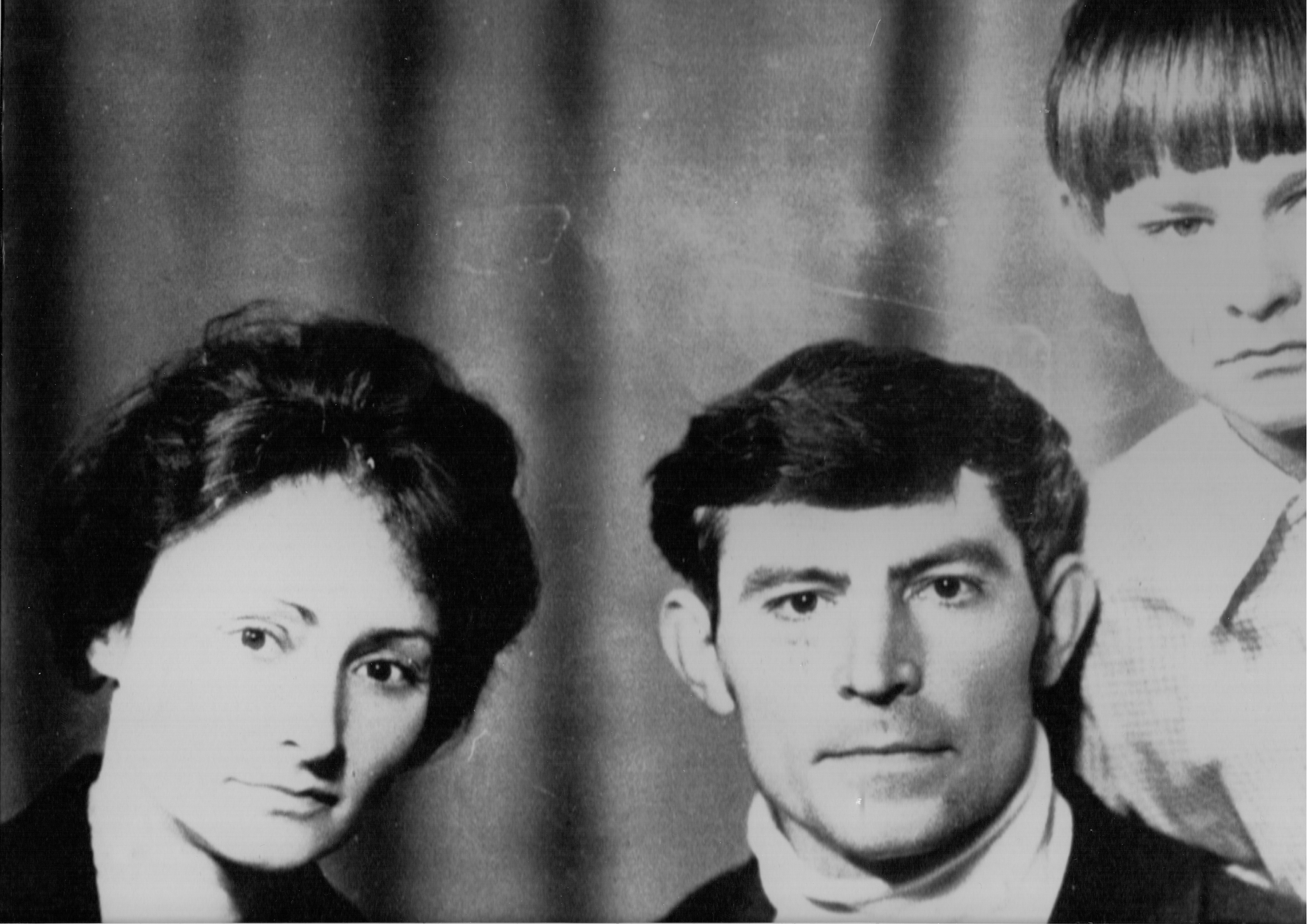 З дружиною Валентиною Попелюх та сином Дмитром, 1976 р.