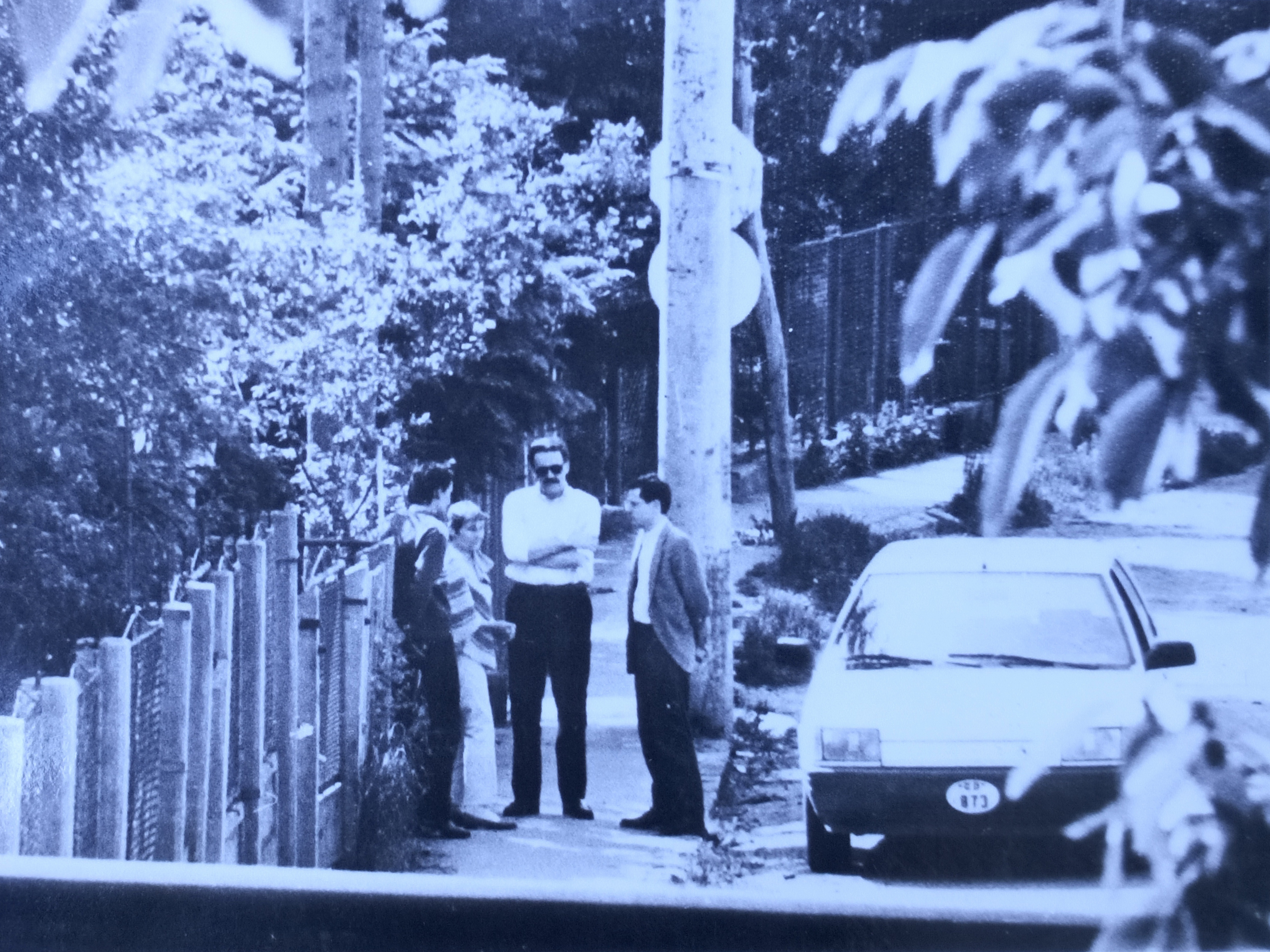 Fotografie a Doinei Cornea conversând cu reprezentanți ai Ambasadei Franței la București realizată de angajați ai Securității în timpul activității de supraveghere, 1988.