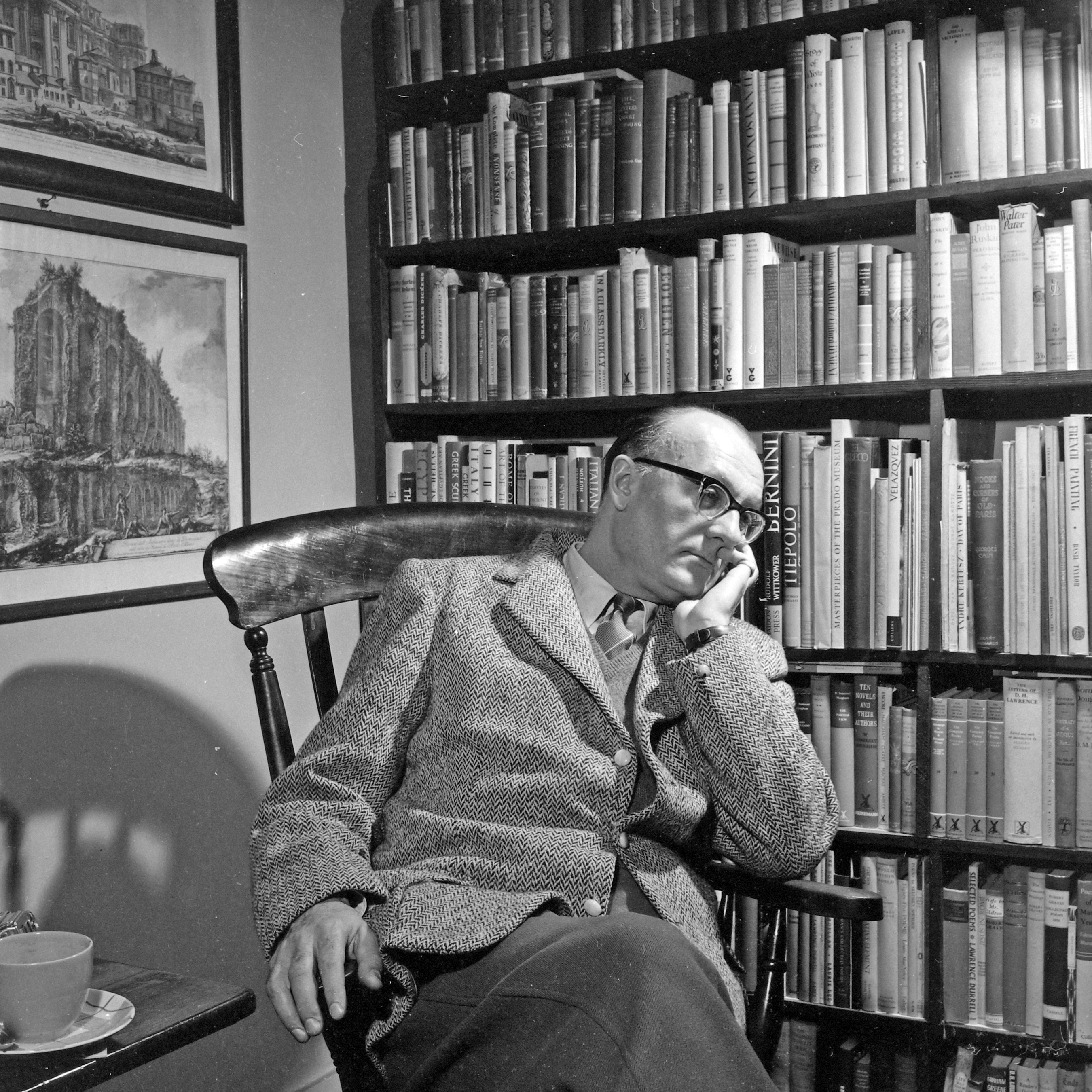 Writer, essayst, critic László Cs. Szabó in his home, 1960.