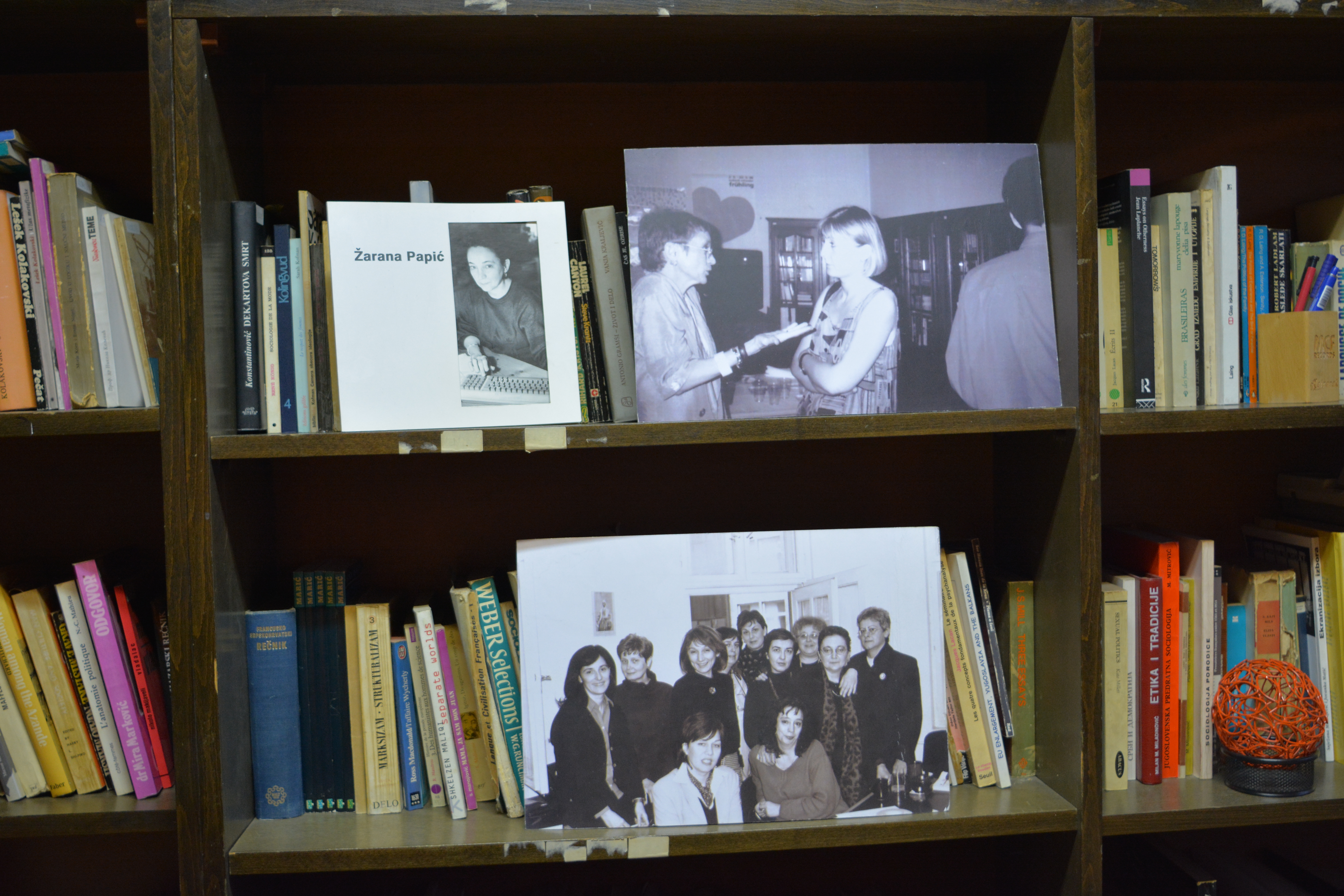 Publications and photographies in the Žarana Papić library.