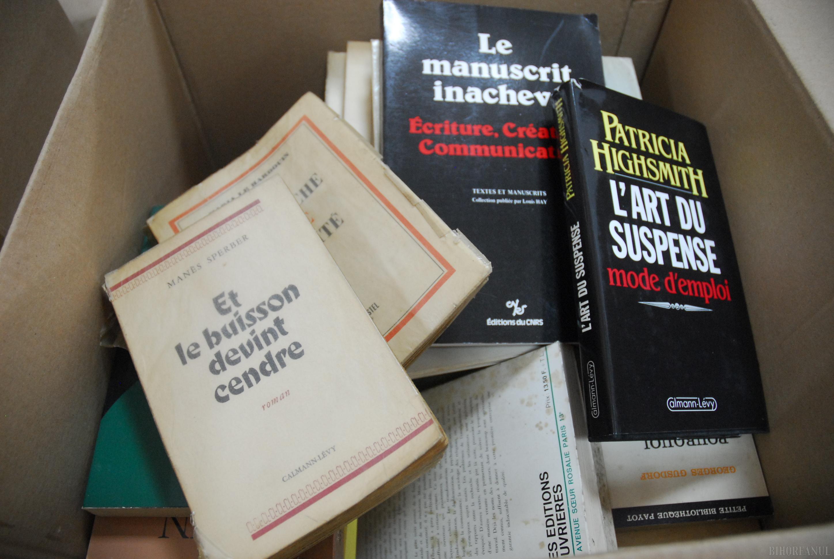 O cutie plină de cărți din Colecția Monica Lovinescu-Virgil Ierunca
