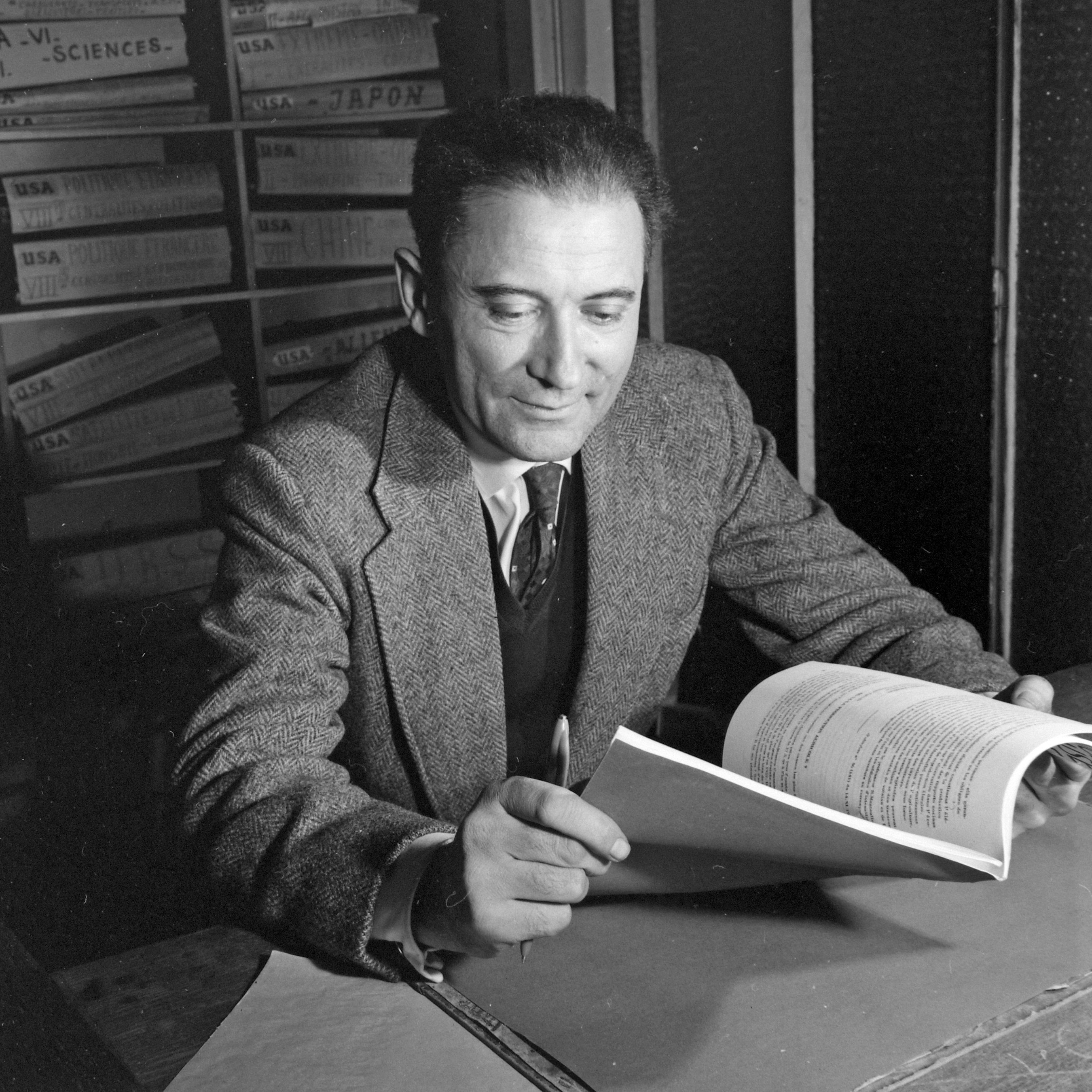 Fejtő Ferenc történész, író az AFP szerkesztőségében (1959)