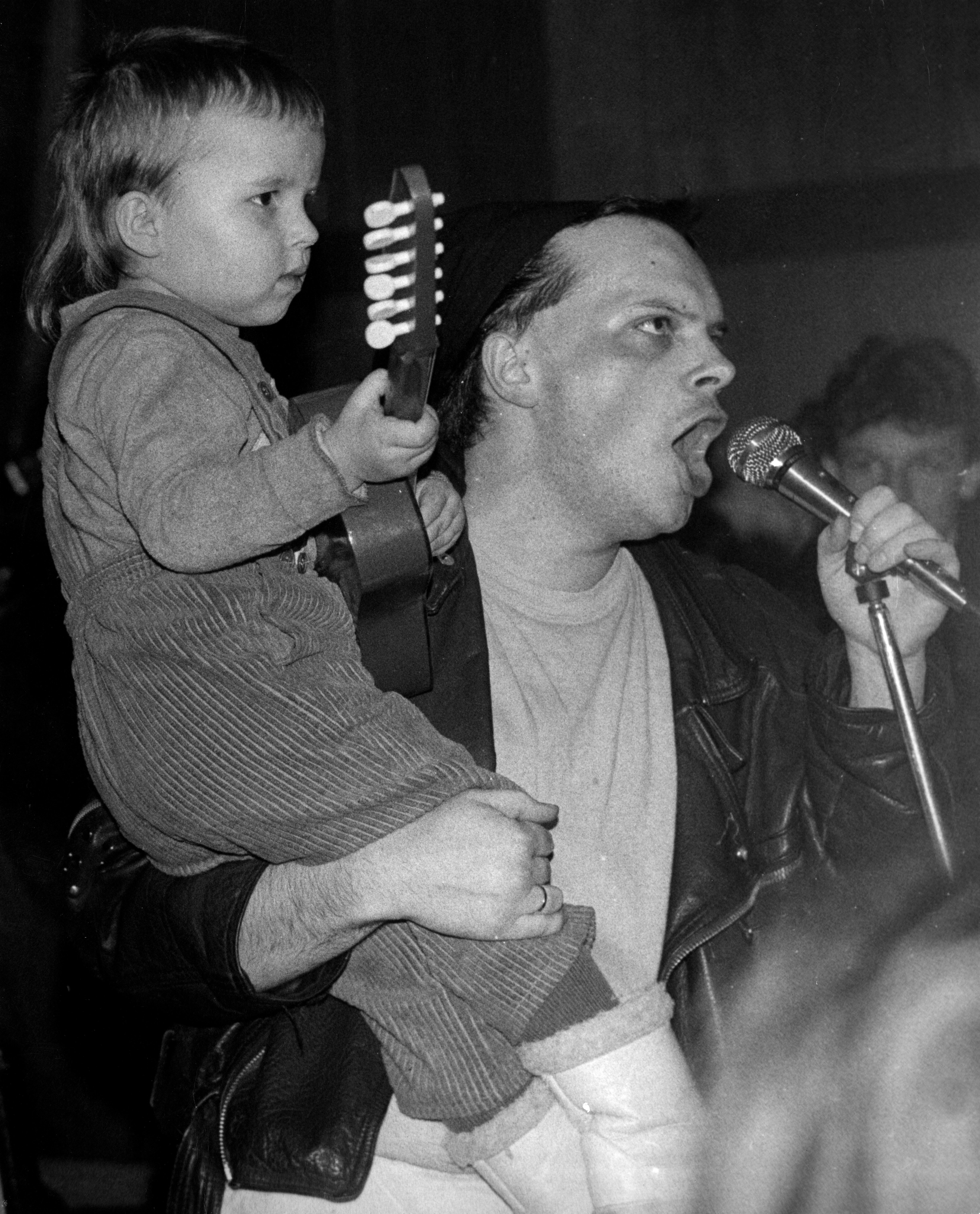 Krzysztof Skiba with his son Tymoteusz during the Big Cyc concert in student club Olimp in Łódź in 1988.
