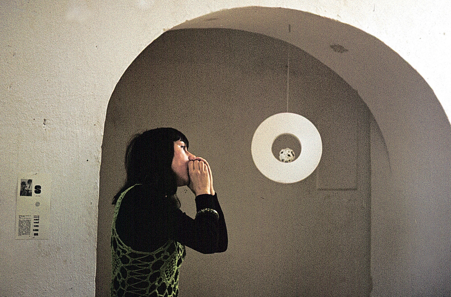 Katalin Ladik performing at the Chapel Studio (Balatonboglár, 1972) / Ladik Katali előadása a Kápolnaműteremben (Balatonboglár, 1972)