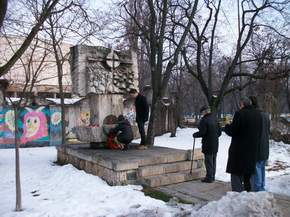 Pelerinaj la unul dintre monumentele dedicate Revoluției din 1989 în Timișoara