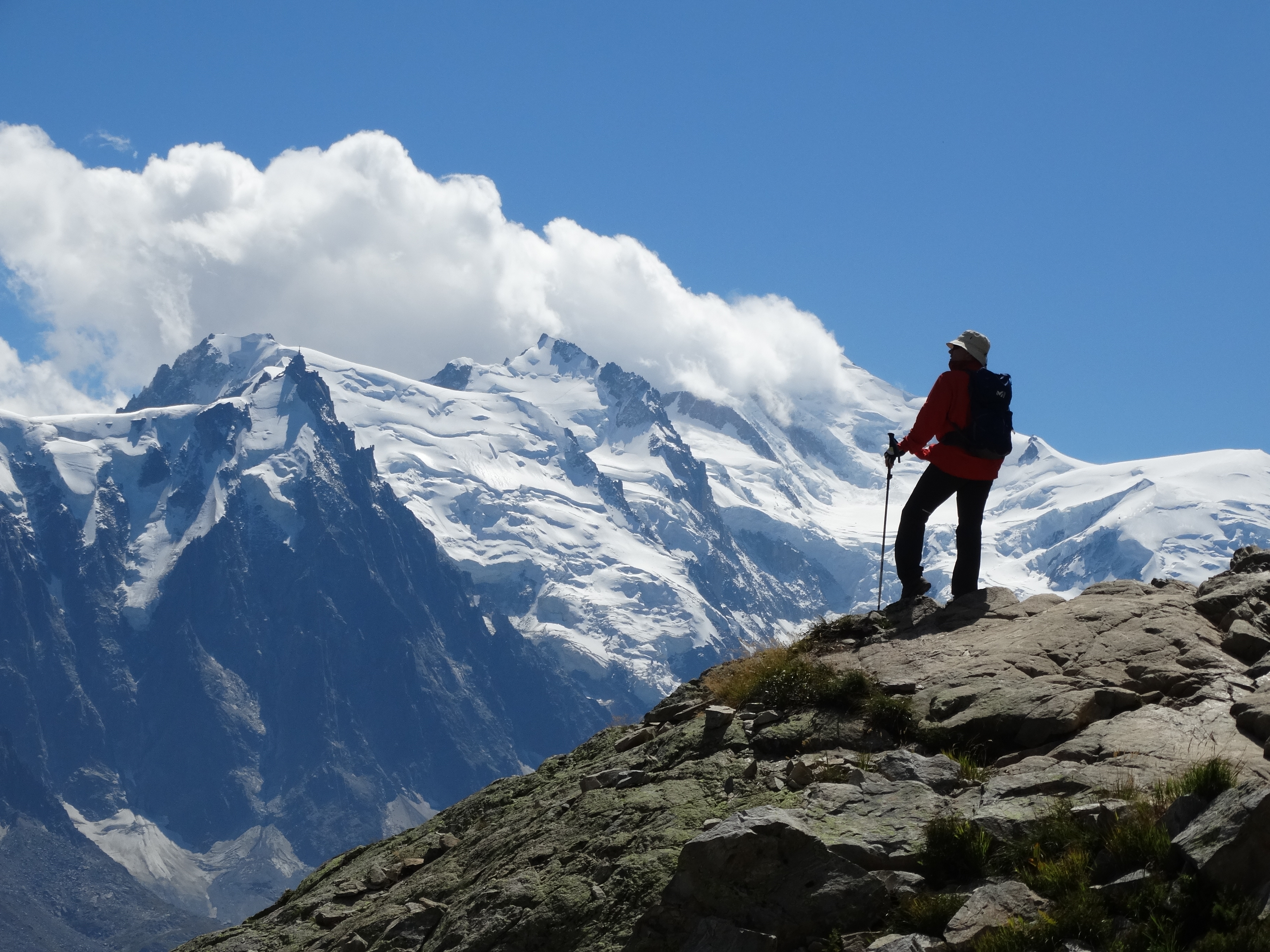 Montaniardul Anonim privind spre Mont Blanc