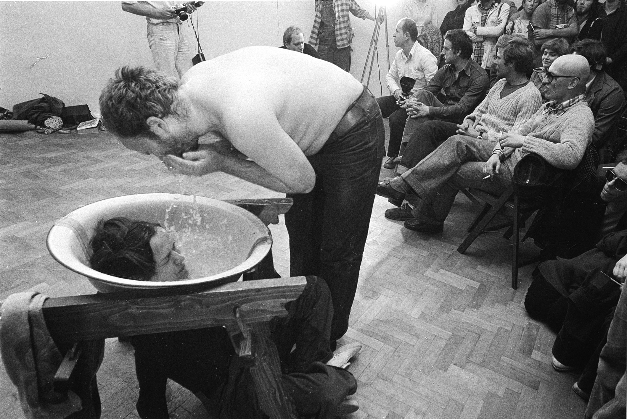 KwieKulik „Activities on the Head”, performance in Labirynt galery, 1978, Lublin, Poland. Photo by Andrzej Polakowski.