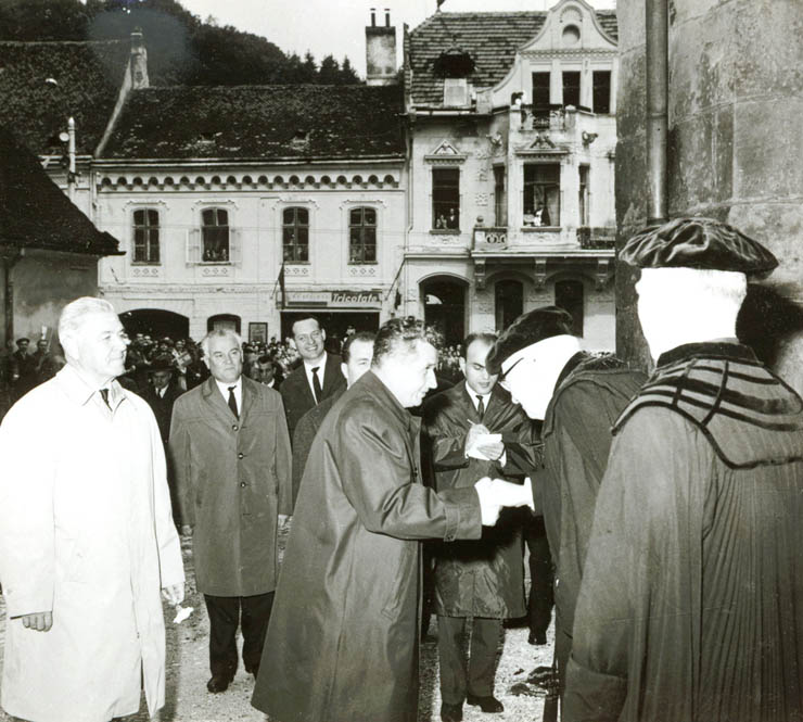 Nicolae Ceauşescu şi conducerea Bisericii Evanghelice C.A. din România în faţa Bisericii Negre în timpul vizitei oficiale a primului la Braşov în iunie 1967